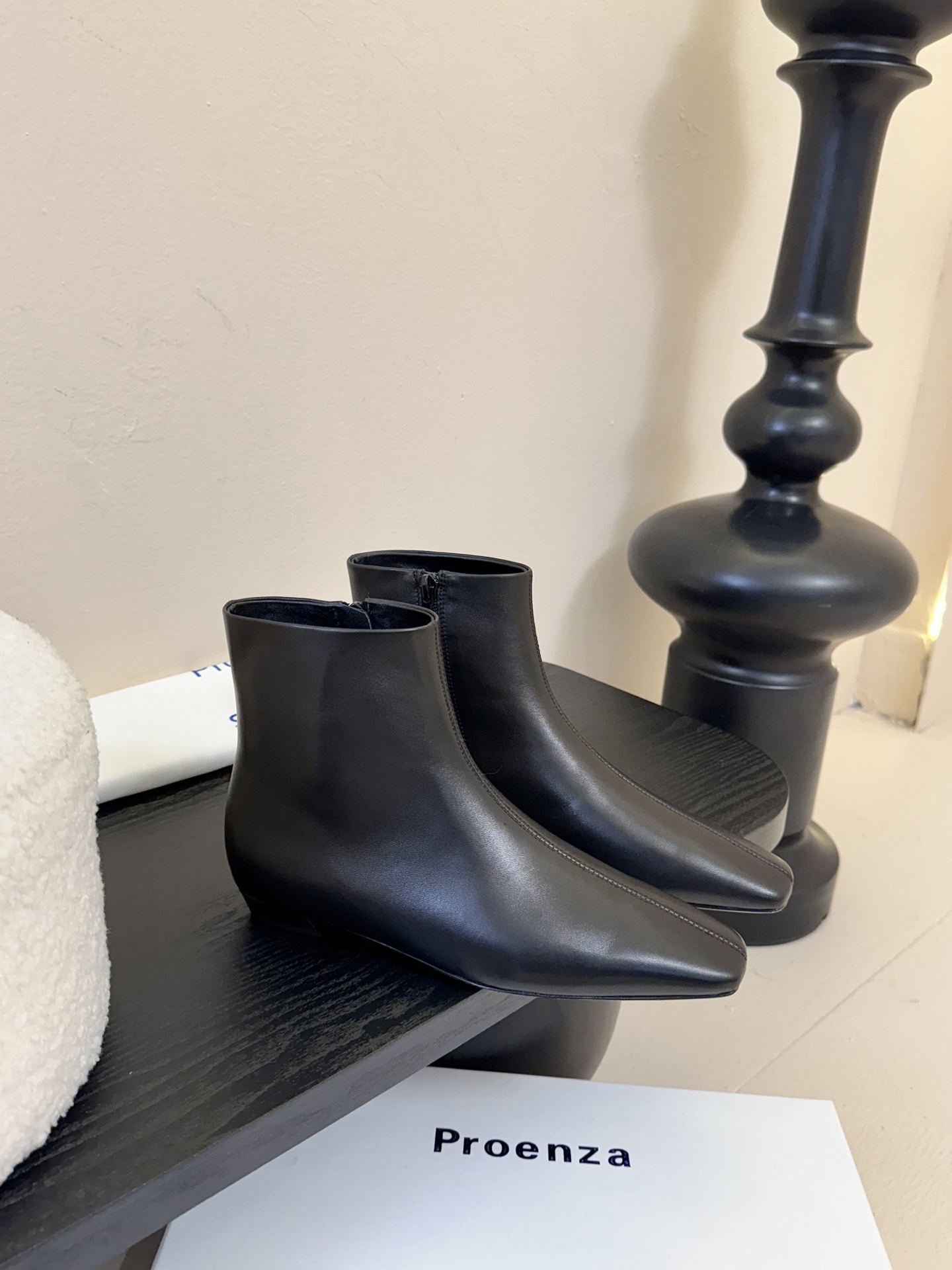 
proenza schouler 新款短靴
采用贴合脚型的廓形设计，并配有模压鞋头，简约中透露一丝精致