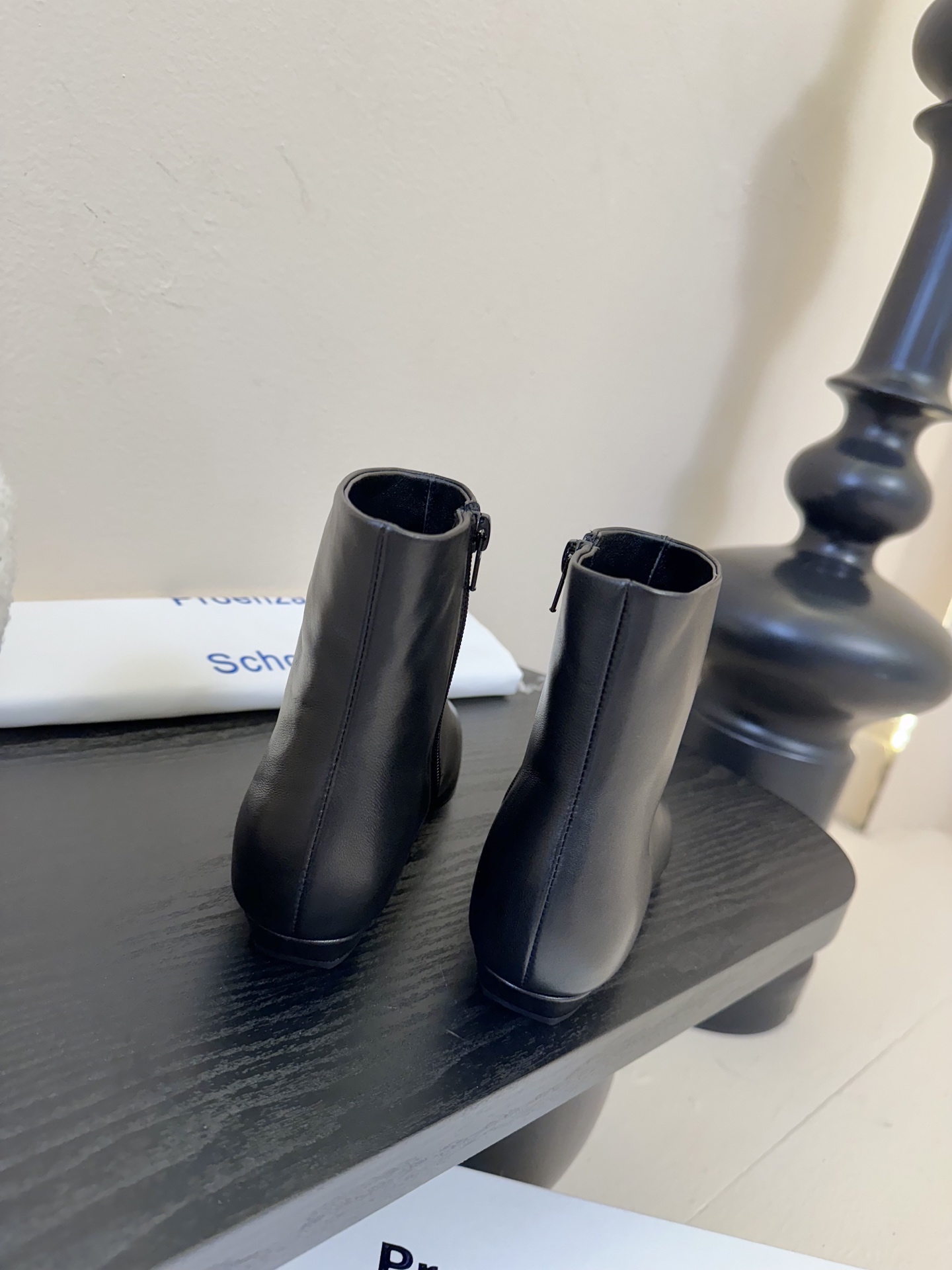 
proenza schouler 新款短靴
采用贴合脚型的廓形设计，并配有模压鞋头，简约中透露一丝精致