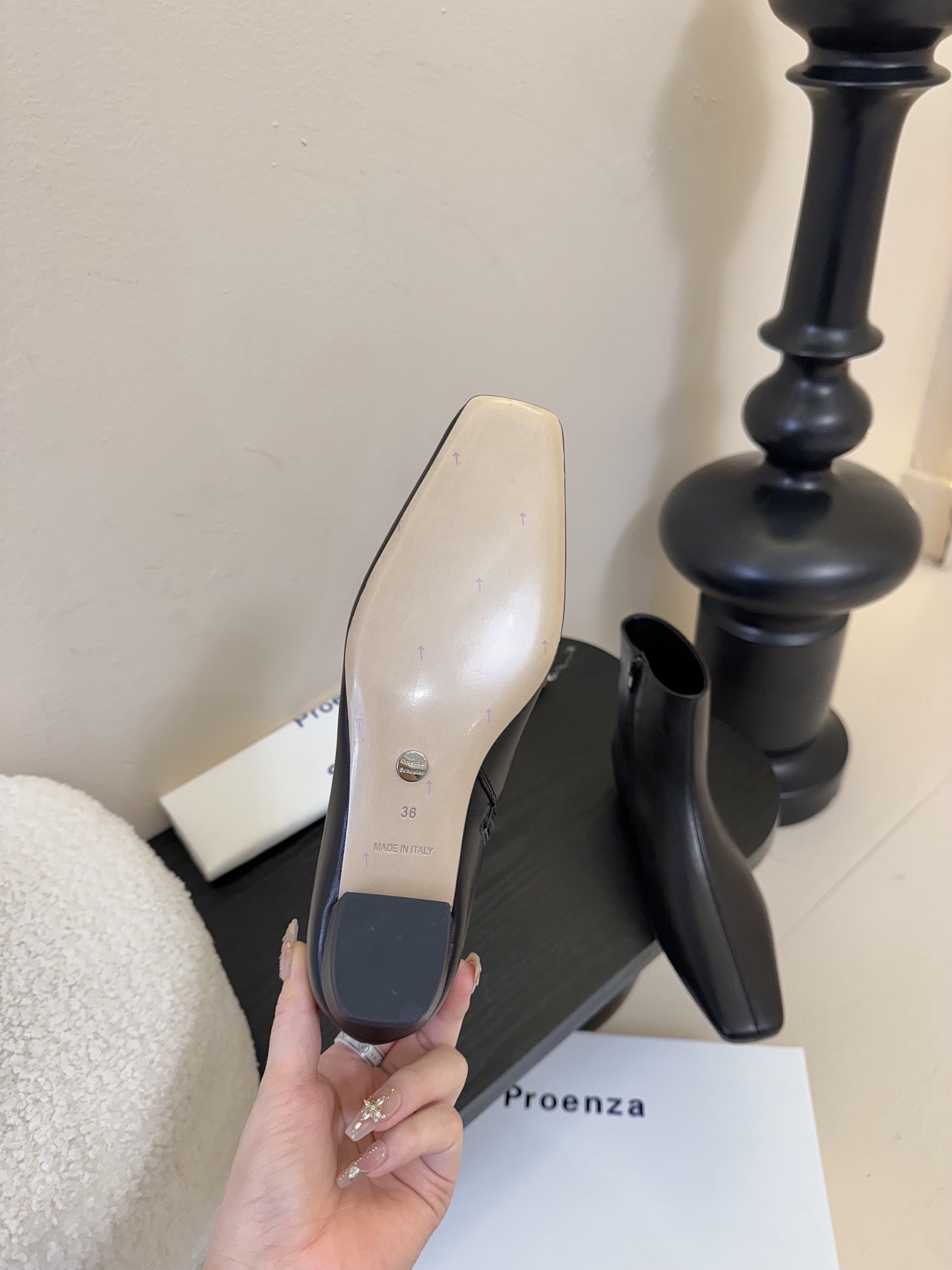 
proenza schouler 新款短靴
采用贴合脚型的廓形设计，并配有模压鞋头，简约中透露一丝精致