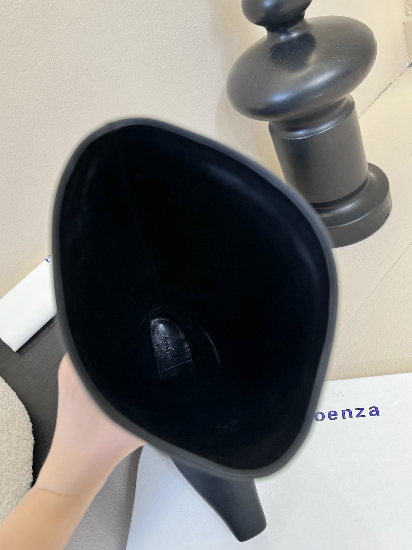 
proenza schouler 新款长靴
采用贴合脚型的廓形设计，并配有模压鞋头，简约中透露一丝精致