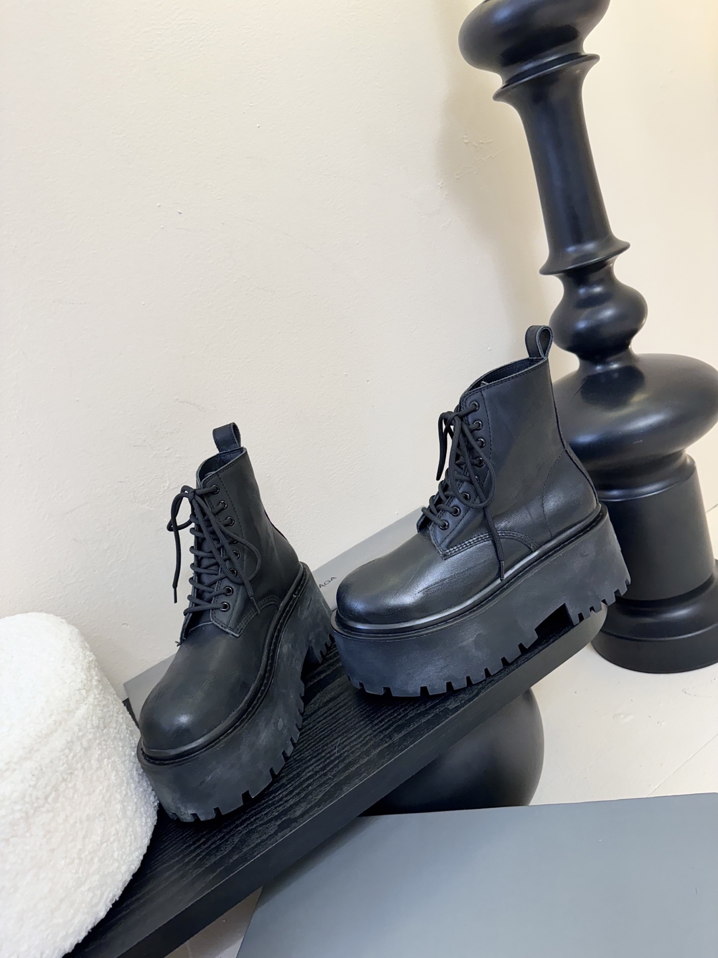 
Balenciaga巴黎世家走秀款短靴、巴黎时装周重磅新品，海外各大博主相继大秀金卡戴珊Kardash