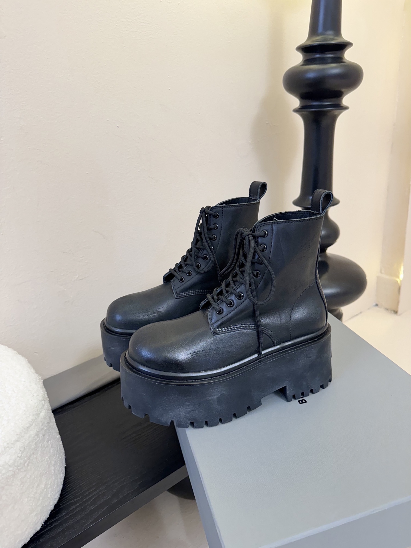 
Balenciaga巴黎世家走秀款短靴、巴黎时装周重磅新品，海外各大博主相继大秀金卡戴珊Kardash