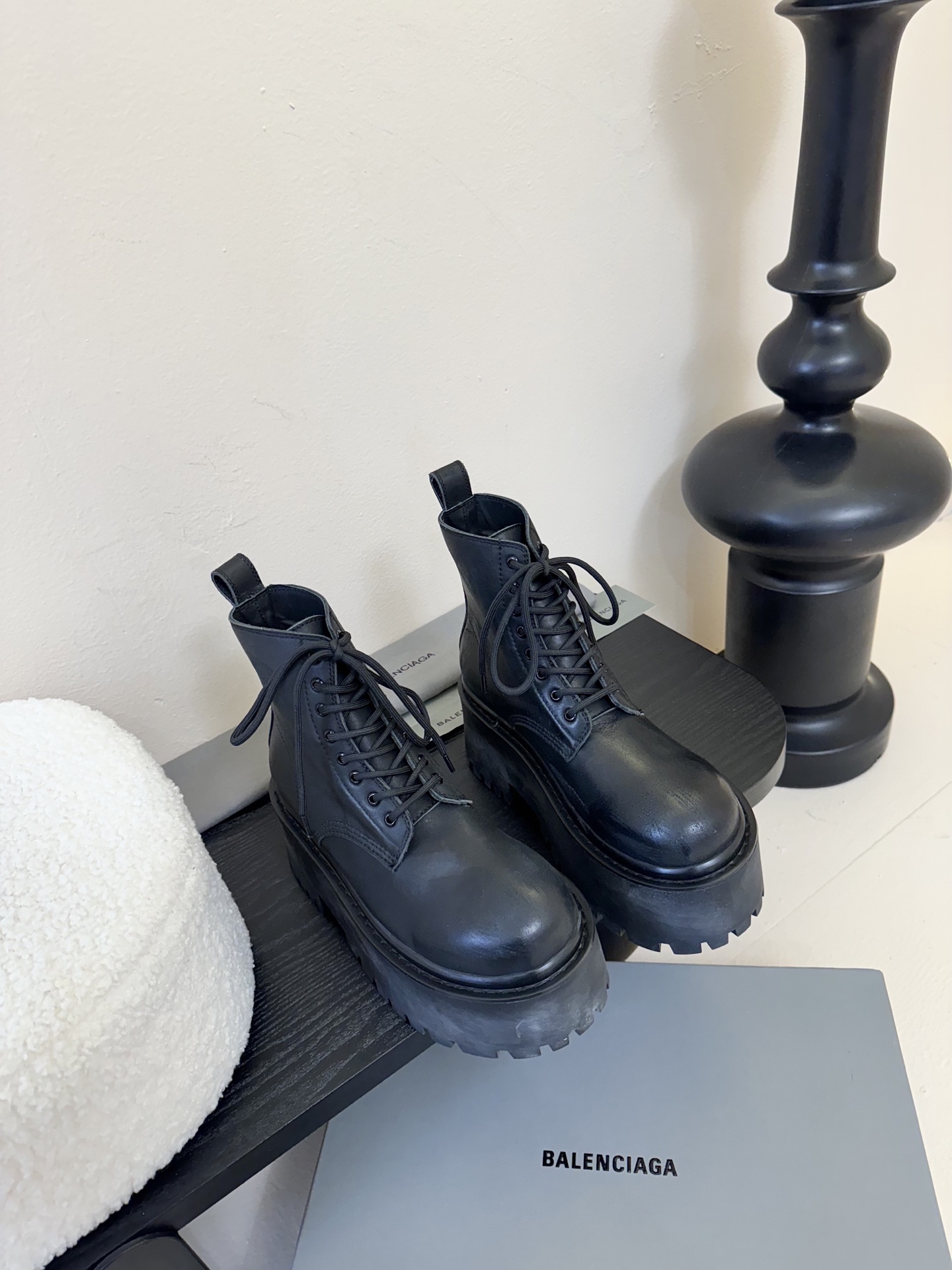 
Balenciaga巴黎世家走秀款短靴、巴黎时装周重磅新品，海外各大博主相继大秀金卡戴珊Kardash