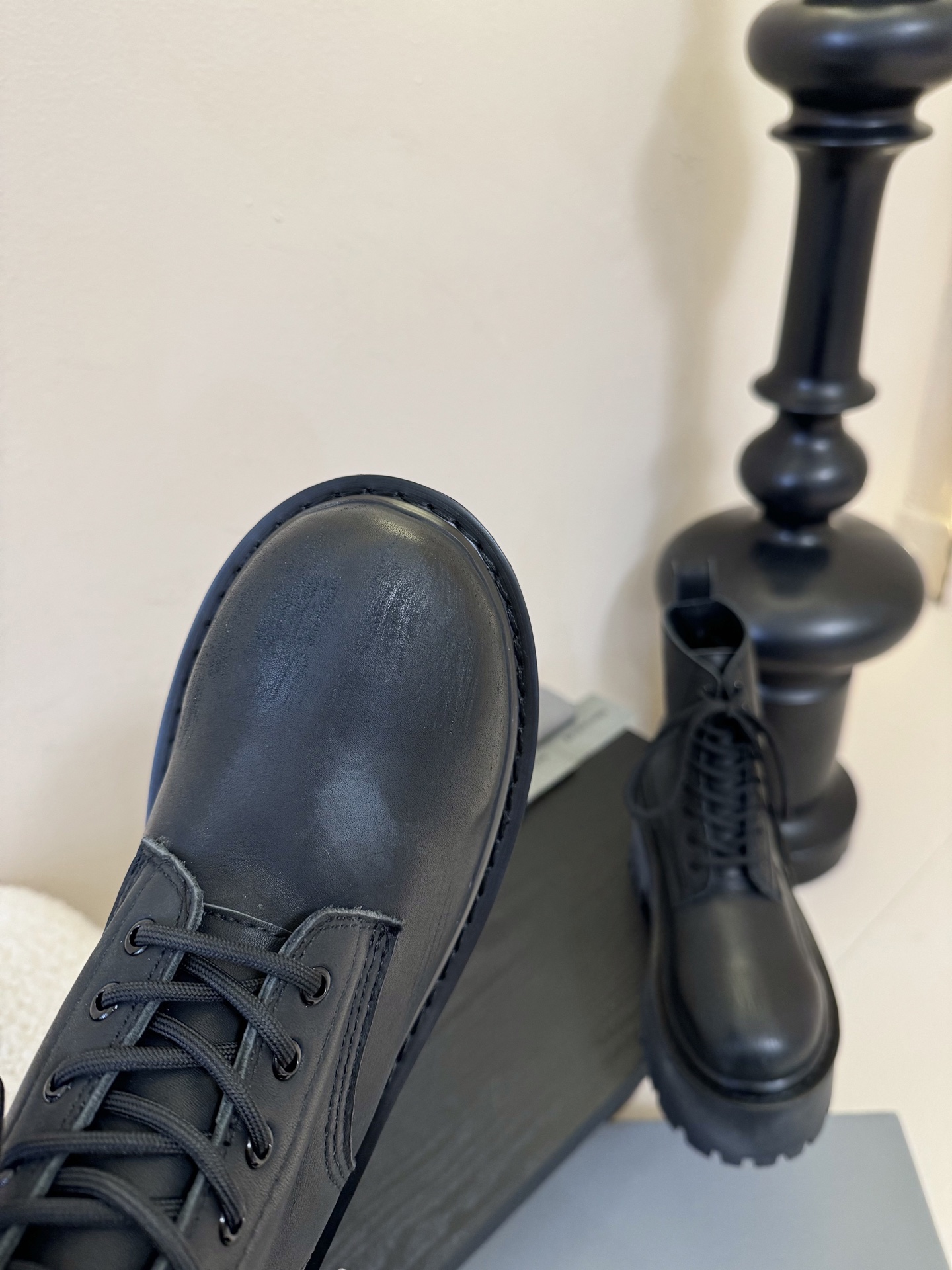
Balenciaga巴黎世家走秀款短靴、巴黎时装周重磅新品，海外各大博主相继大秀金卡戴珊Kardash