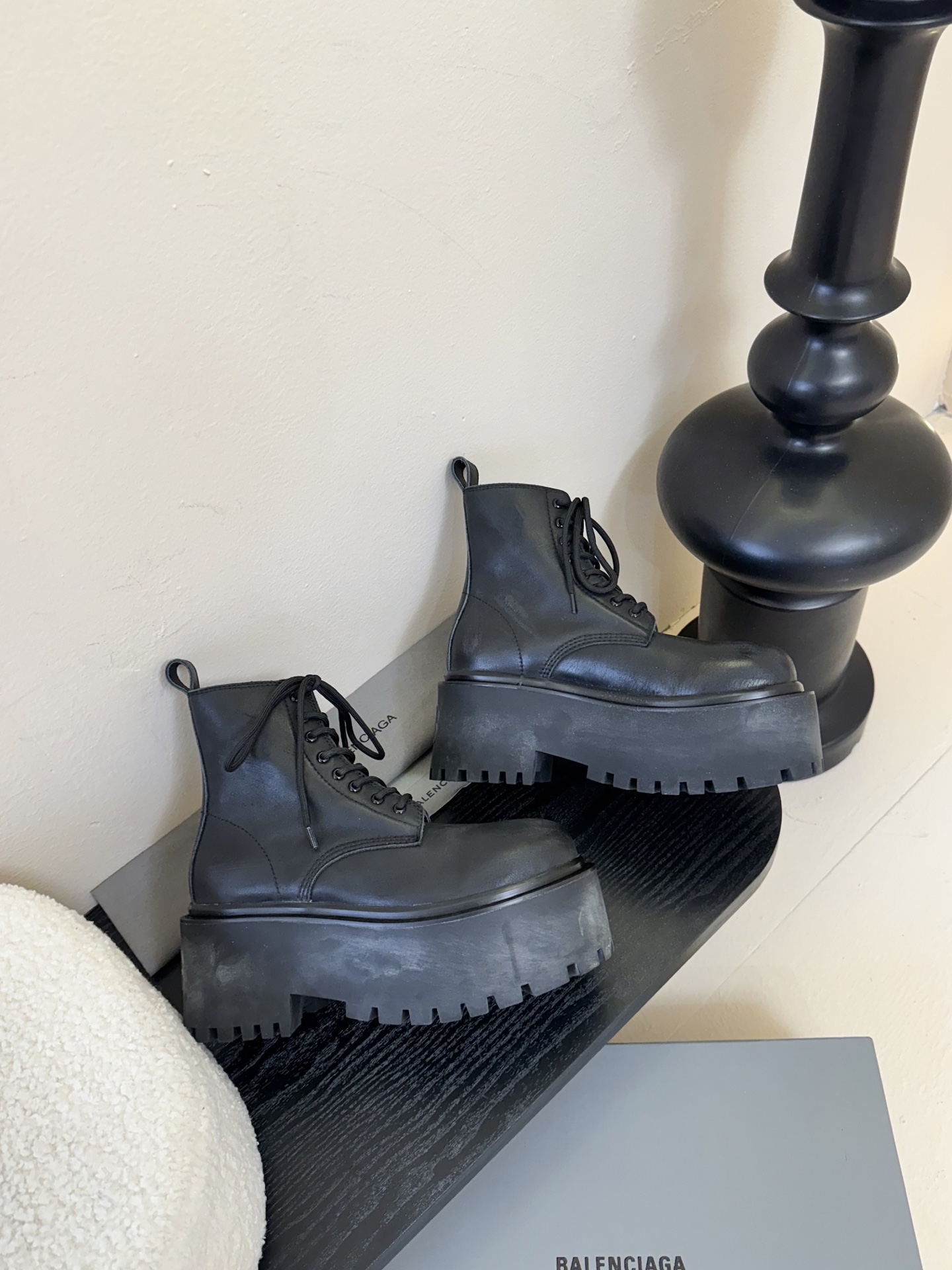 
Balenciaga巴黎世家走秀款短靴、巴黎时装周重磅新品，海外各大博主相继大秀金卡戴珊Kardash