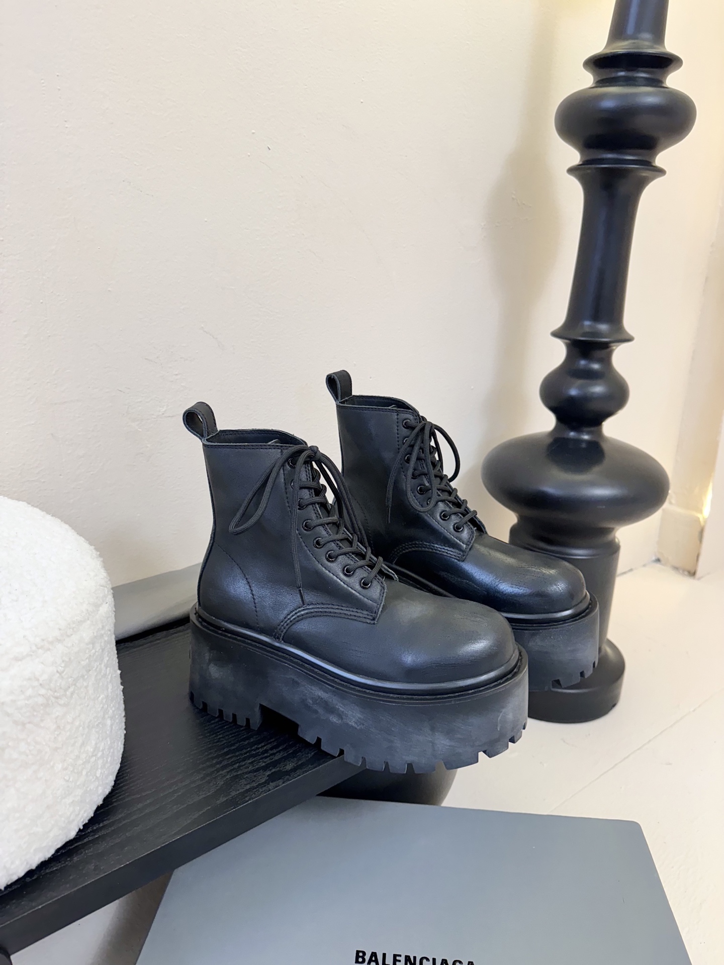 
Balenciaga巴黎世家走秀款短靴、巴黎时装周重磅新品，海外各大博主相继大秀金卡戴珊Kardash