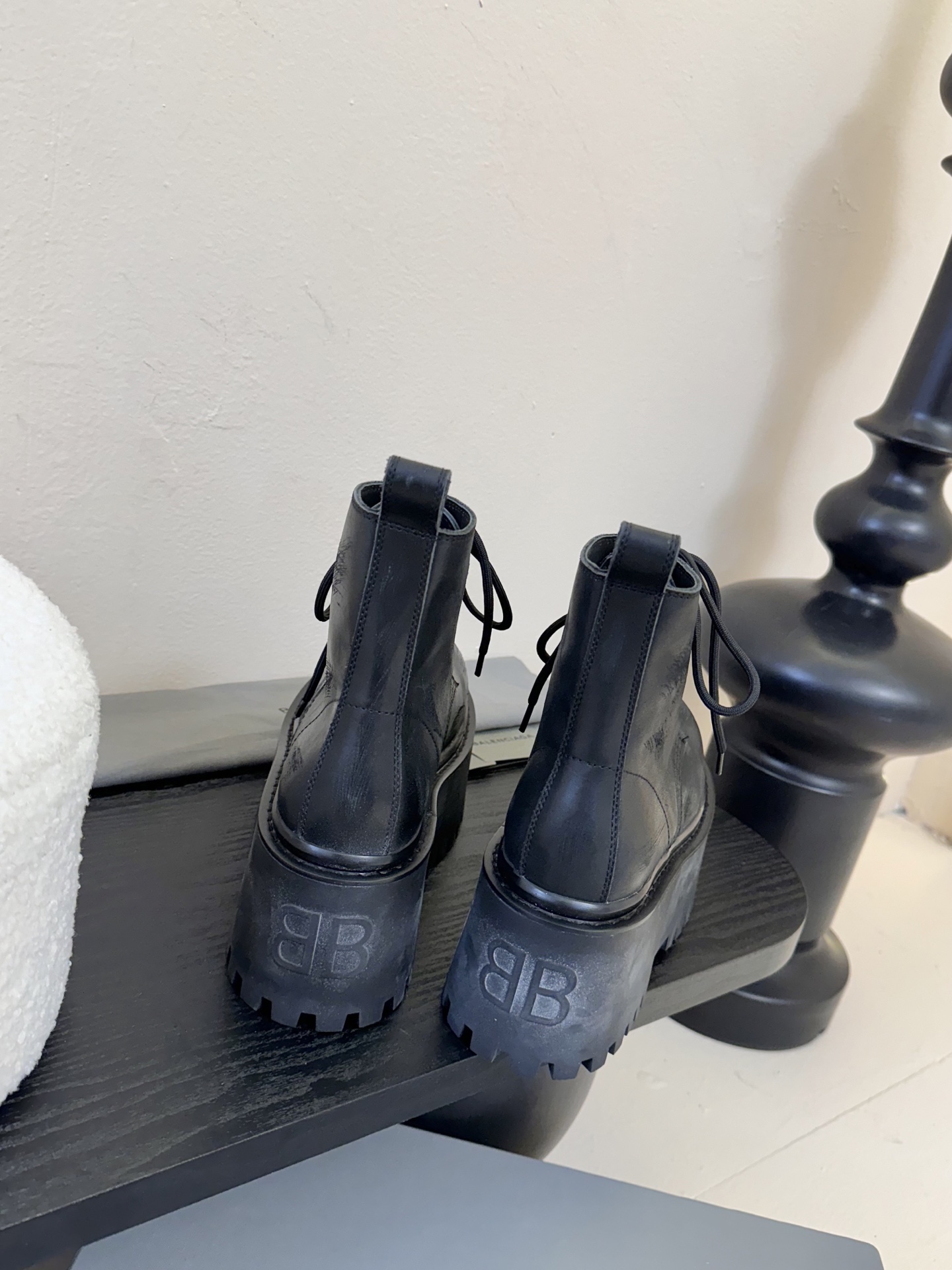 
Balenciaga巴黎世家走秀款短靴、巴黎时装周重磅新品，海外各大博主相继大秀金卡戴珊Kardash