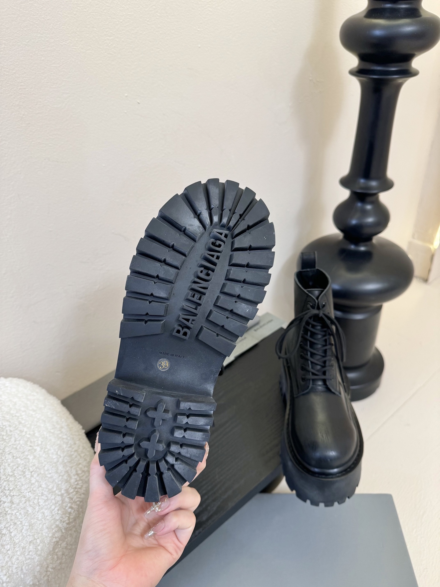 
Balenciaga巴黎世家走秀款短靴、巴黎时装周重磅新品，海外各大博主相继大秀金卡戴珊Kardash