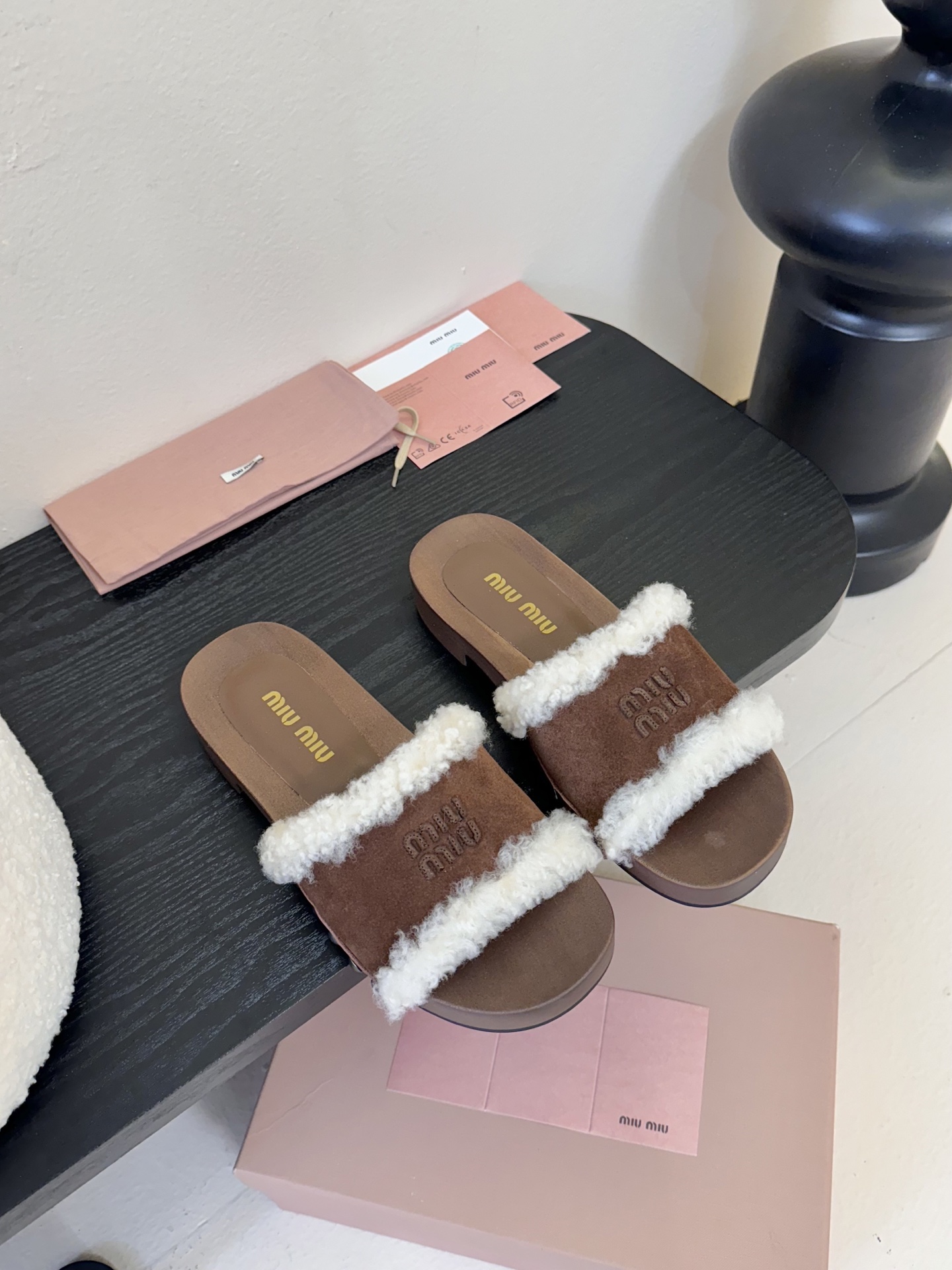 
miumiu棉鞋凉鞋2025秋冬新款鞋MiuMiu秀场适当独一无二的擦色工艺工艺来自Miu Miu系列