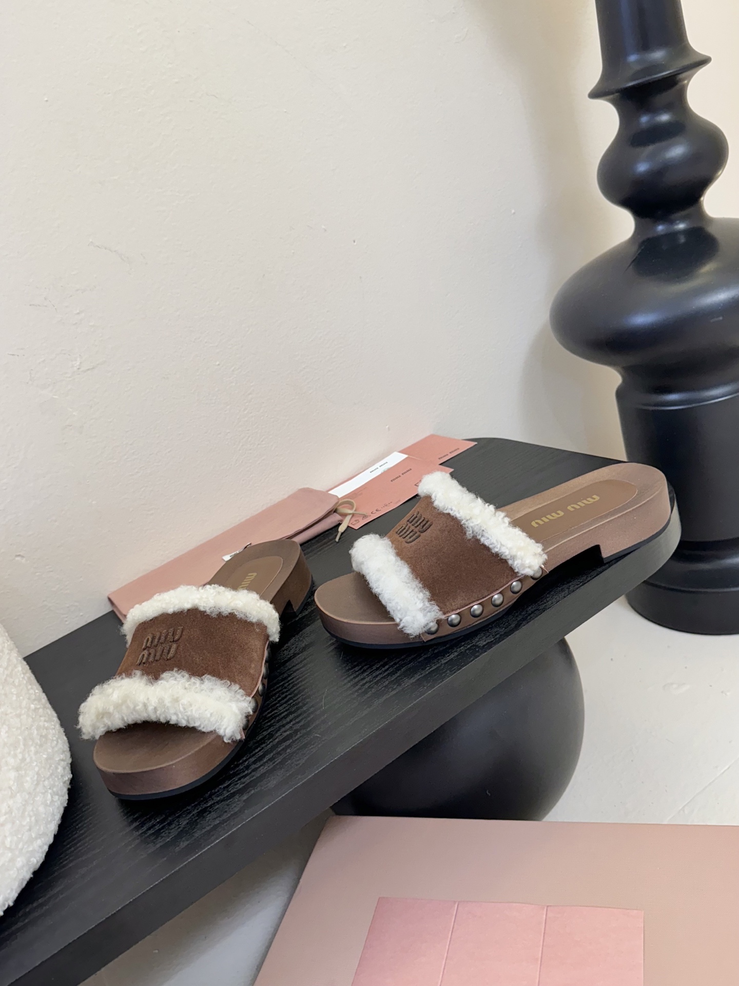
miumiu棉鞋凉鞋2025秋冬新款鞋MiuMiu秀场适当独一无二的擦色工艺工艺来自Miu Miu系列
