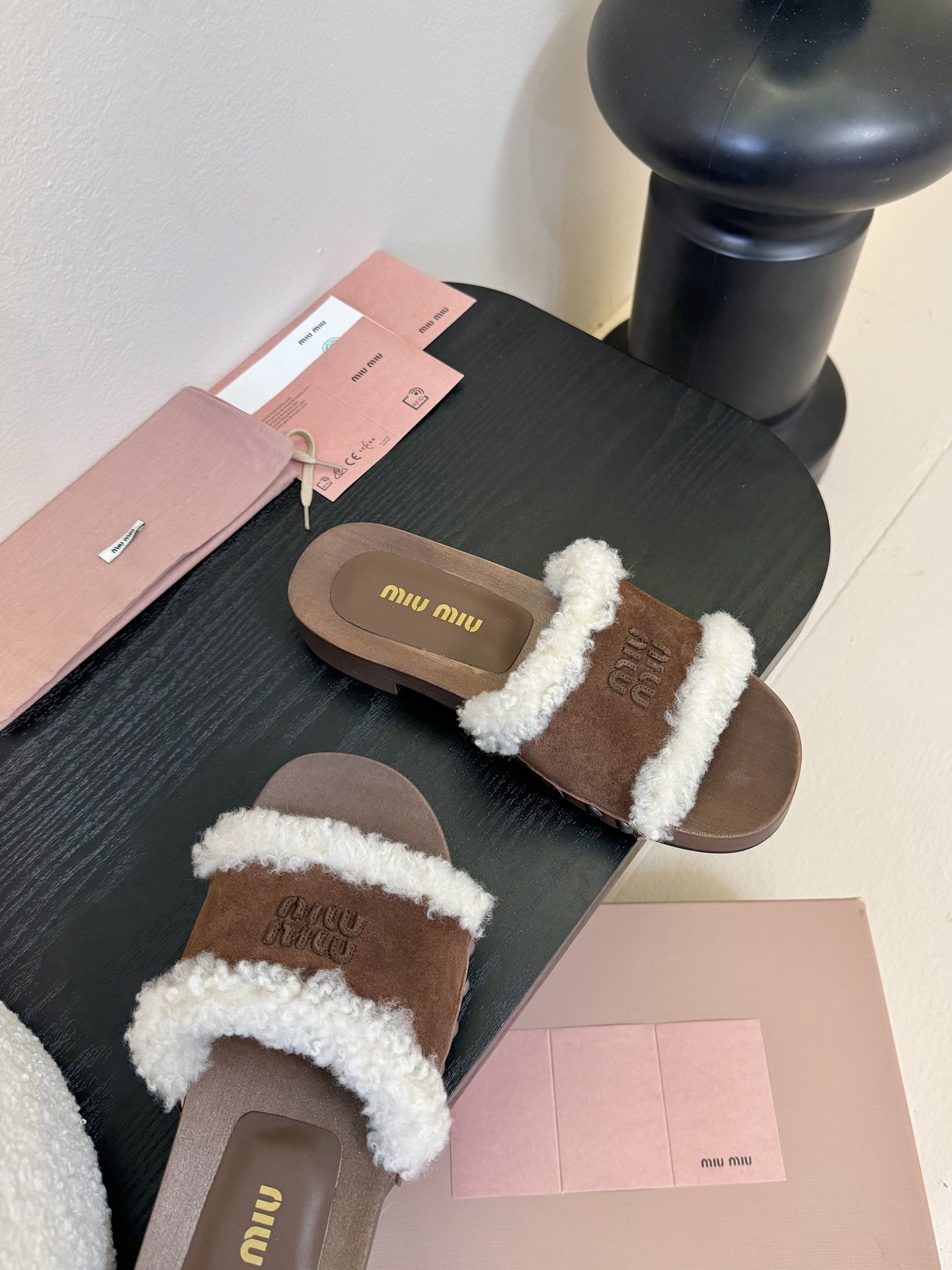 
miumiu棉鞋凉鞋2025秋冬新款鞋MiuMiu秀场适当独一无二的擦色工艺工艺来自Miu Miu系列