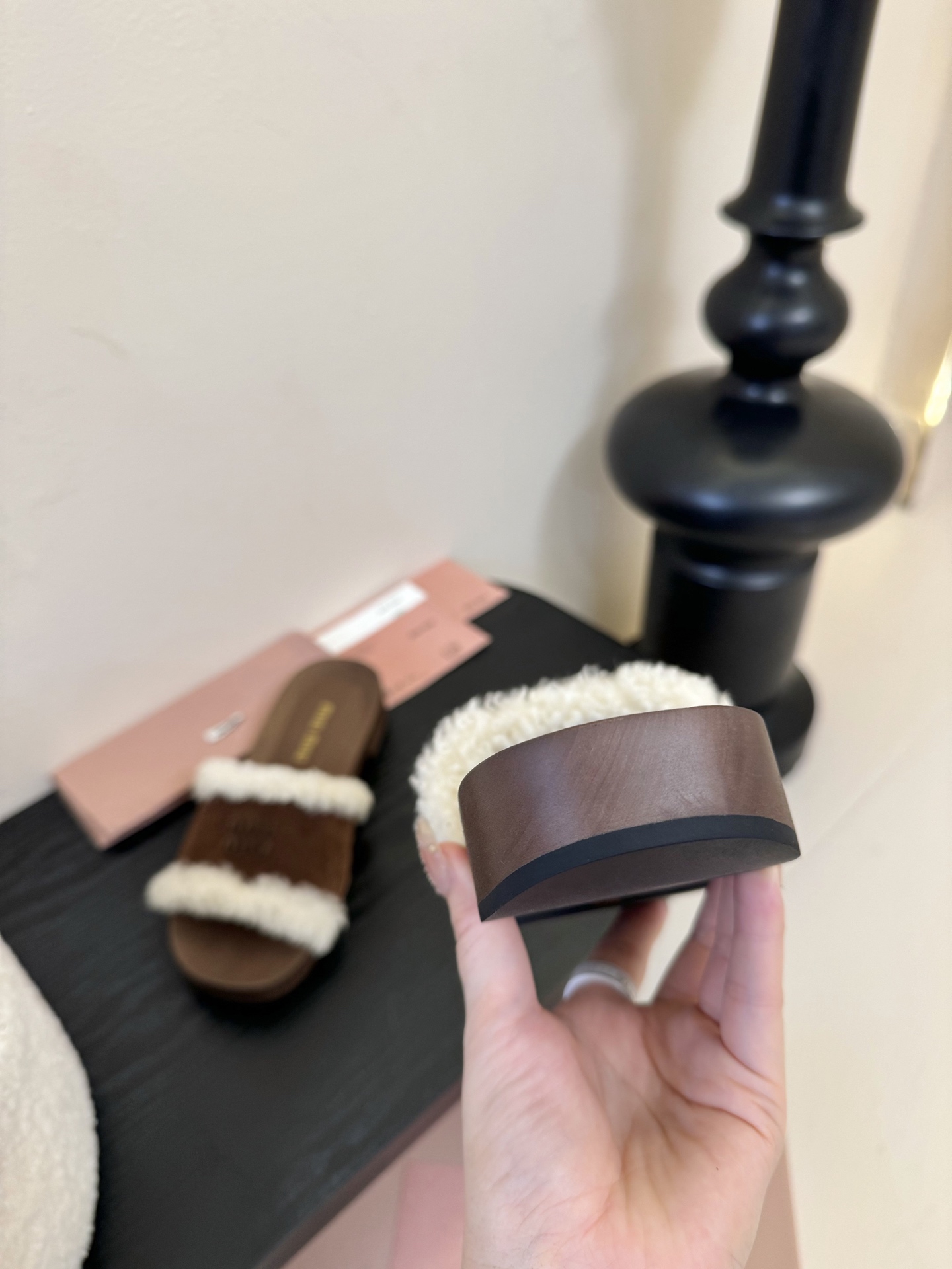 
miumiu棉鞋凉鞋2025秋冬新款鞋MiuMiu秀场适当独一无二的擦色工艺工艺来自Miu Miu系列