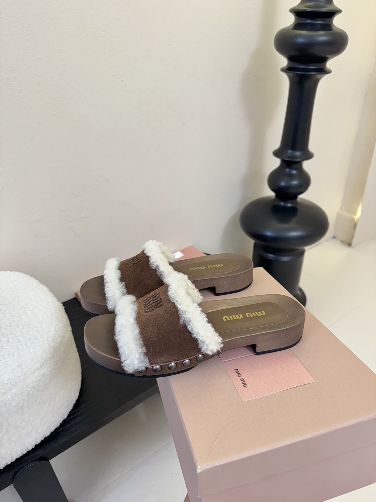 
miumiu棉鞋凉鞋2025秋冬新款鞋MiuMiu秀场适当独一无二的擦色工艺工艺来自Miu Miu系列