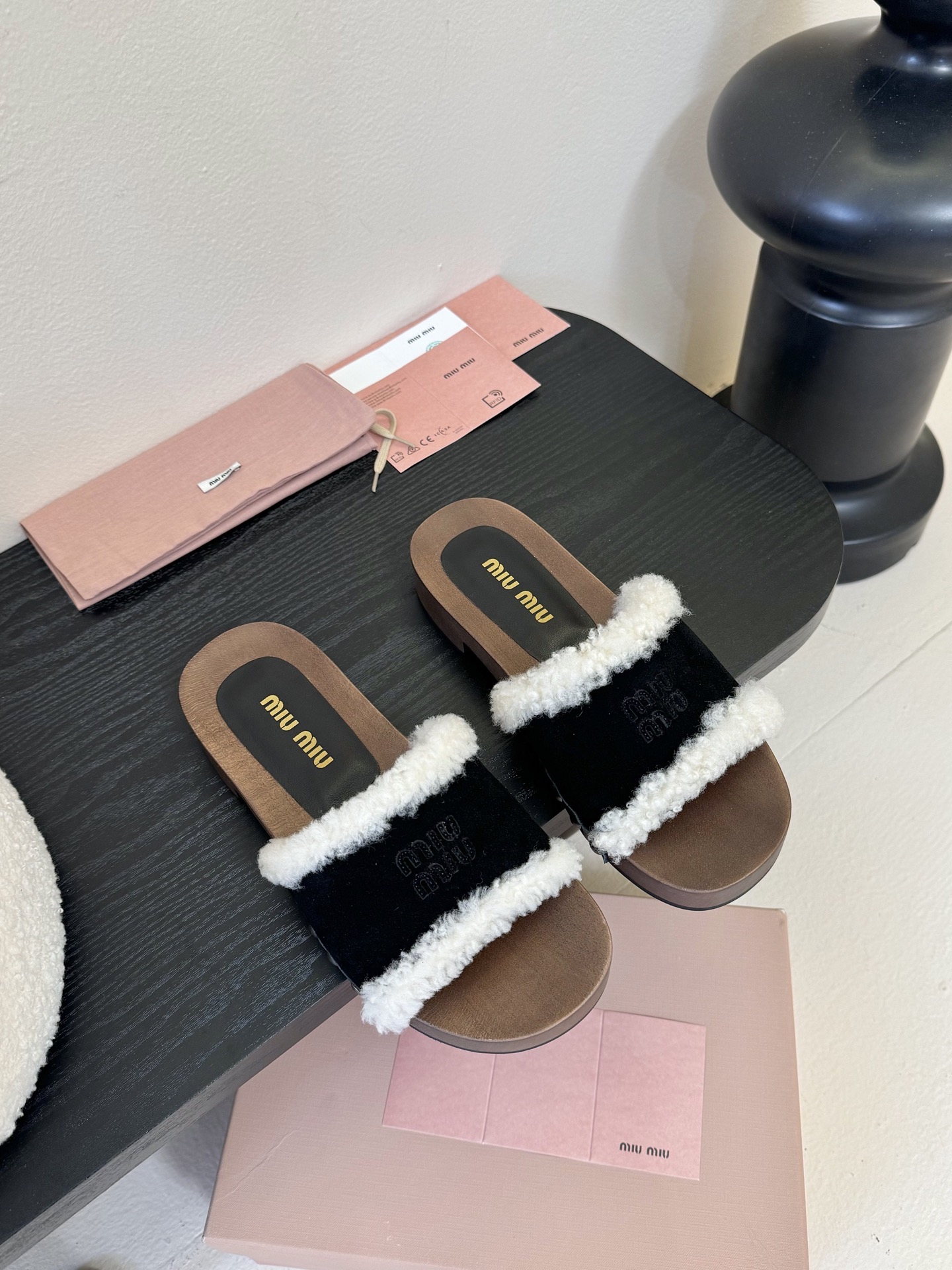 
miumiu棉鞋凉鞋2025秋冬新款鞋MiuMiu秀场适当独一无二的擦色工艺工艺来自Miu Miu系列