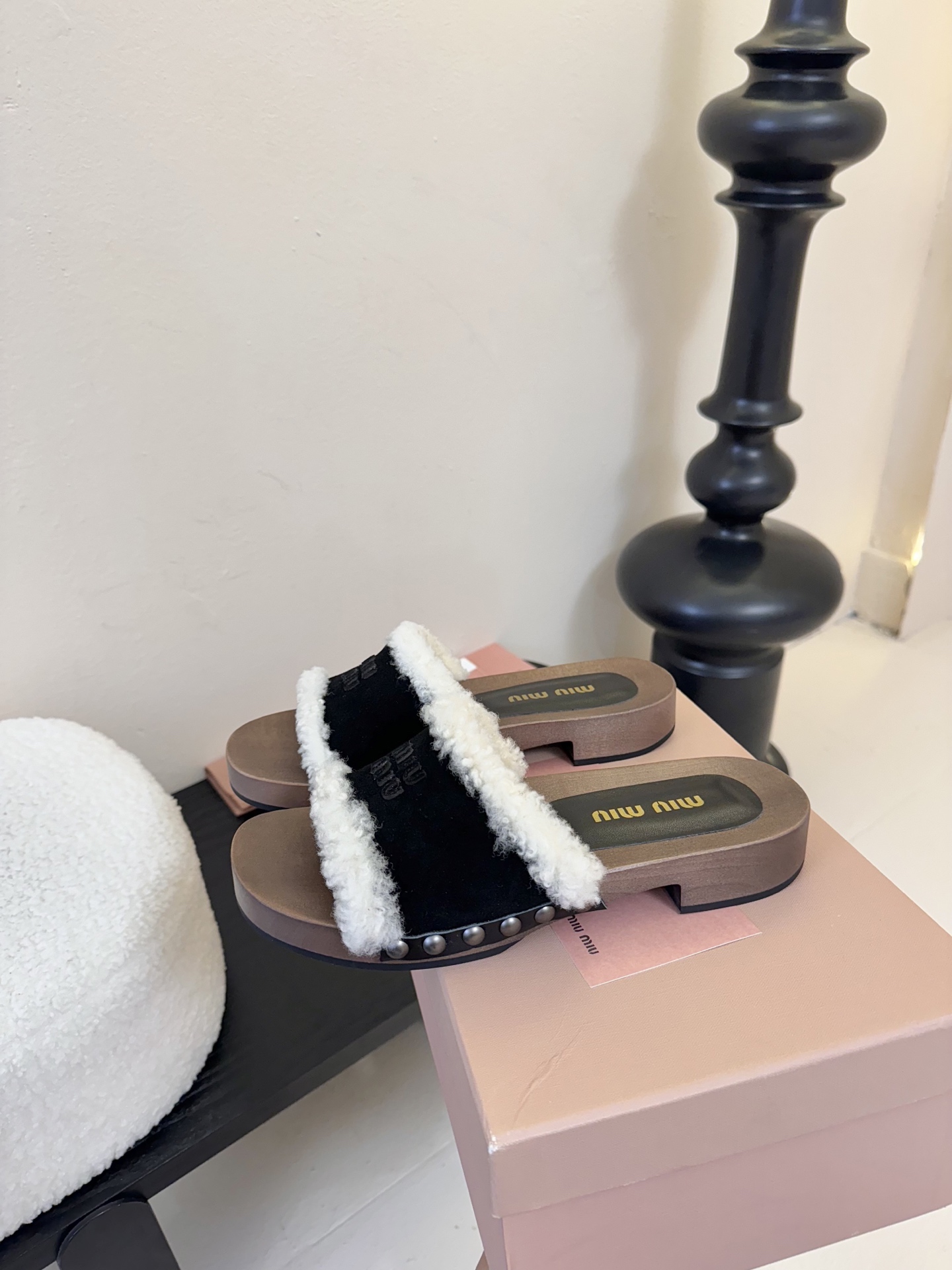 
miumiu棉鞋凉鞋2025秋冬新款鞋MiuMiu秀场适当独一无二的擦色工艺工艺来自Miu Miu系列