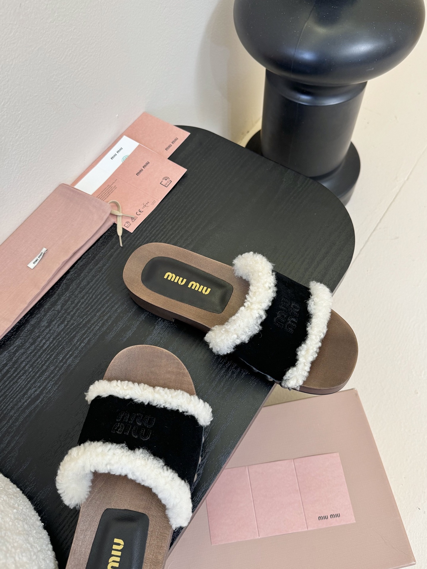 
miumiu棉鞋凉鞋2025秋冬新款鞋MiuMiu秀场适当独一无二的擦色工艺工艺来自Miu Miu系列