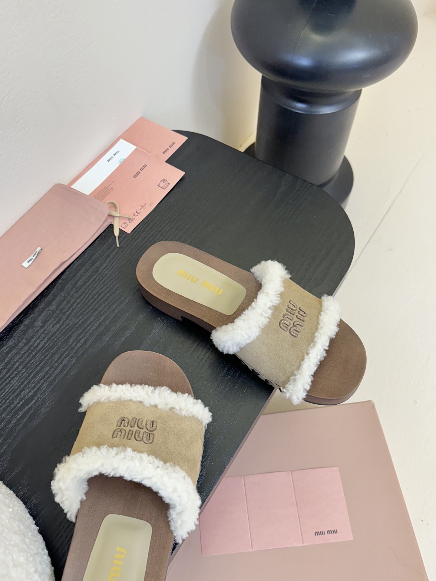 
miumiu棉鞋凉鞋2025秋冬新款鞋MiuMiu秀场适当独一无二的擦色工艺工艺来自Miu Miu系列