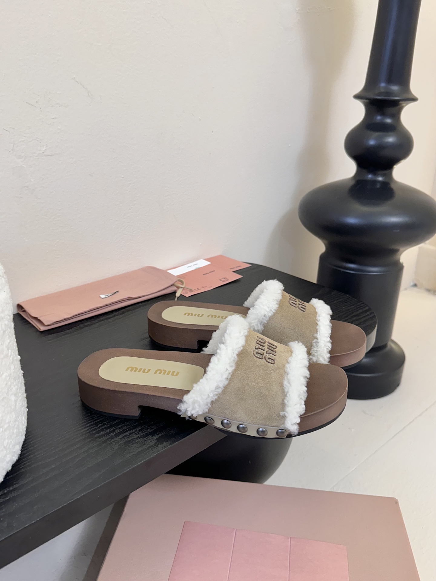 
miumiu棉鞋凉鞋2025秋冬新款鞋MiuMiu秀场适当独一无二的擦色工艺工艺来自Miu Miu系列
