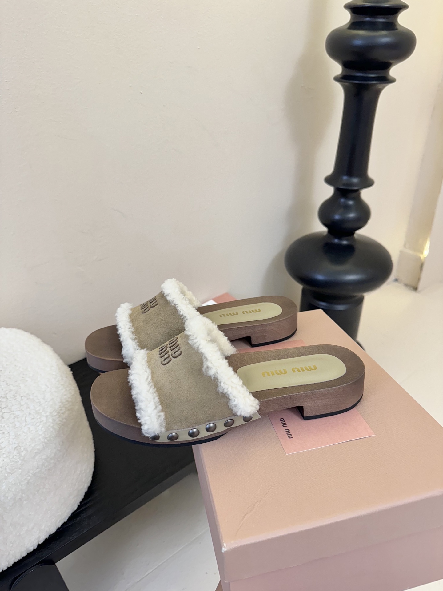
miumiu棉鞋凉鞋2025秋冬新款鞋MiuMiu秀场适当独一无二的擦色工艺工艺来自Miu Miu系列