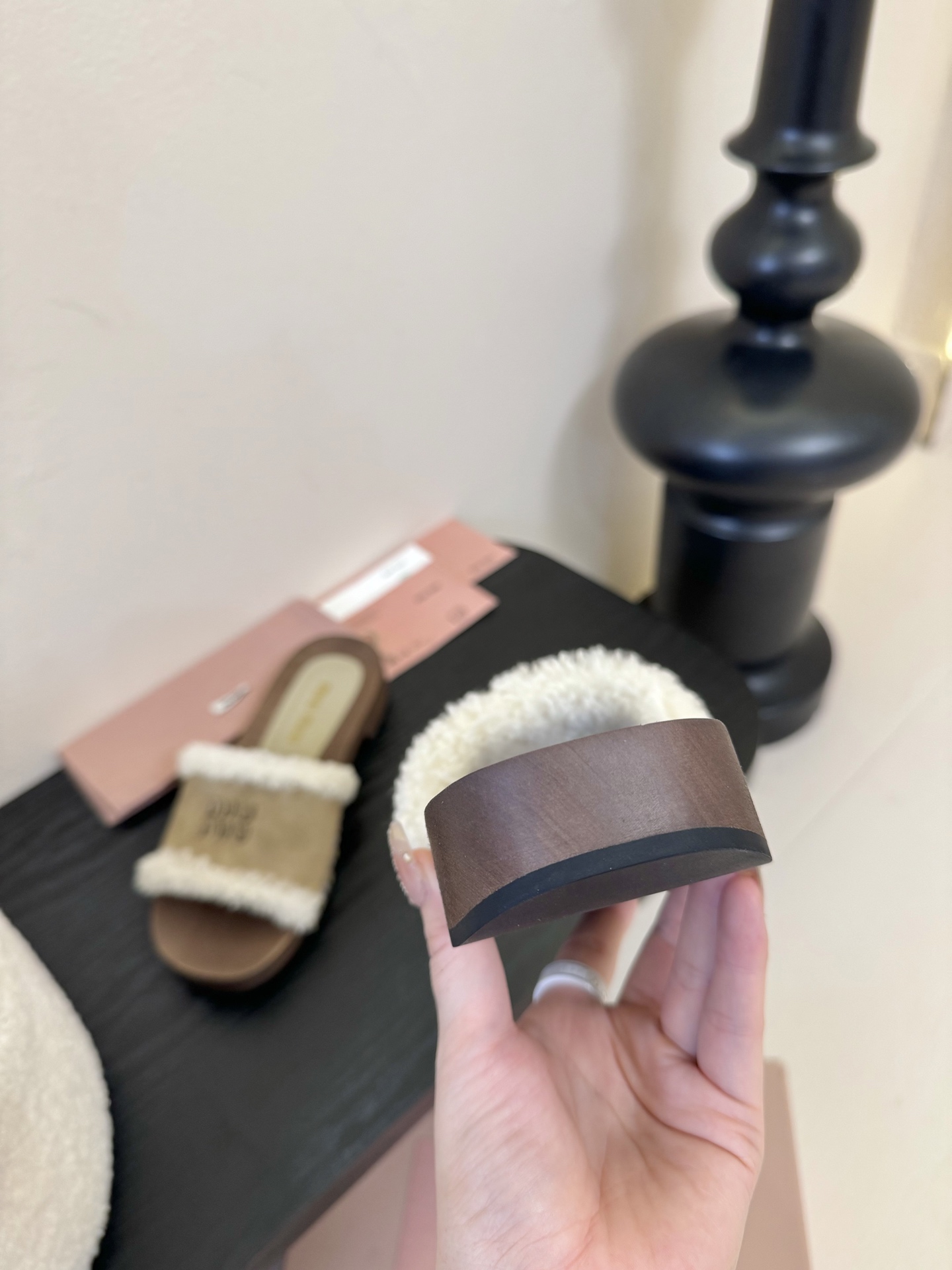 
miumiu棉鞋凉鞋2025秋冬新款鞋MiuMiu秀场适当独一无二的擦色工艺工艺来自Miu Miu系列