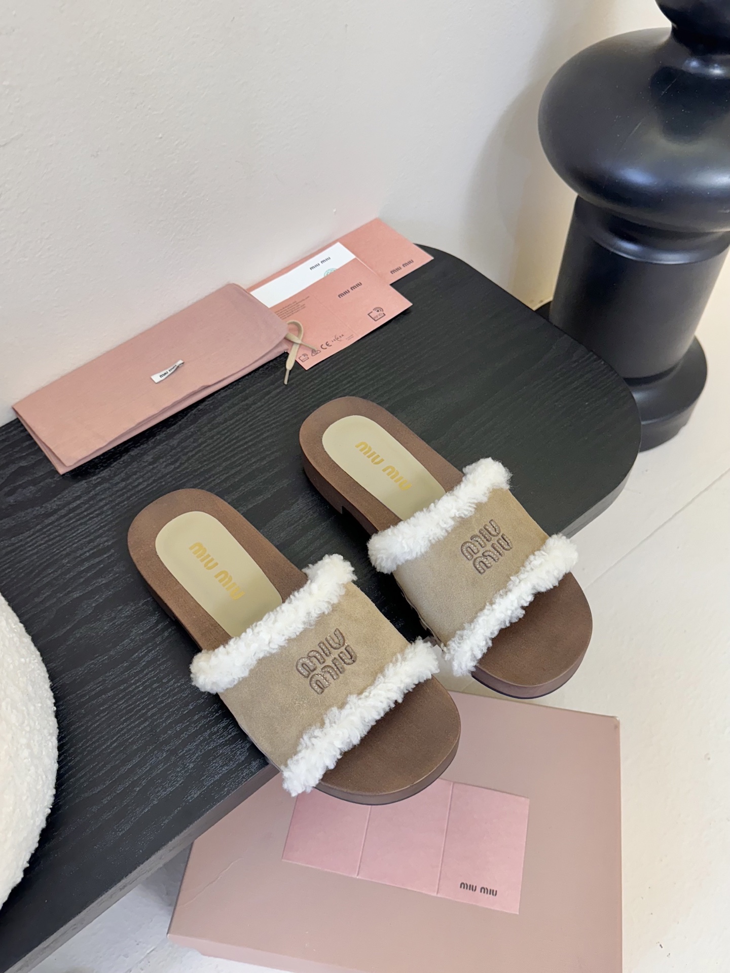 
miumiu棉鞋凉鞋2025秋冬新款鞋MiuMiu秀场适当独一无二的擦色工艺工艺来自Miu Miu系列
