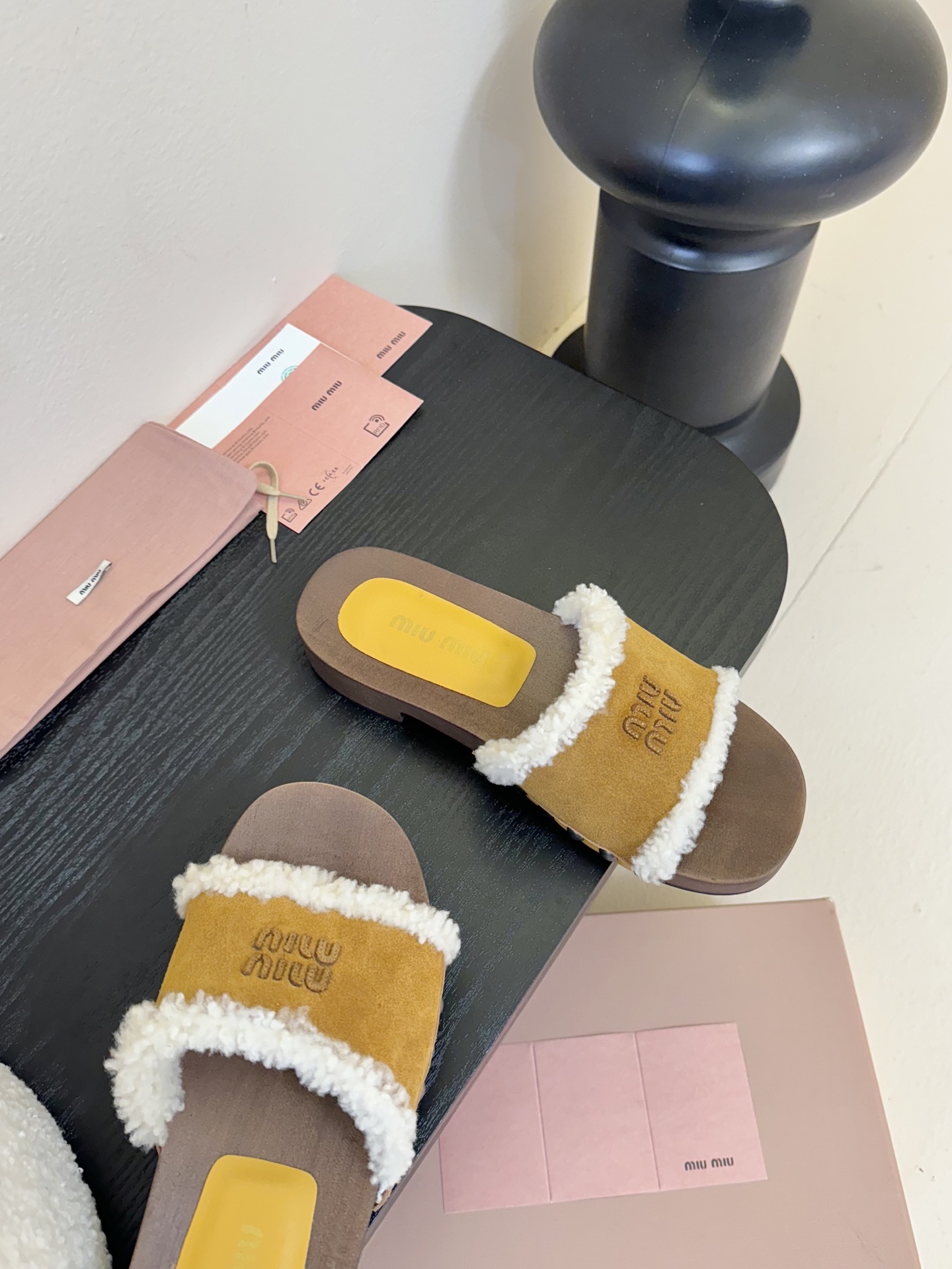 
miumiu棉鞋凉鞋2025秋冬新款鞋MiuMiu秀场适当独一无二的擦色工艺工艺来自Miu Miu系列
