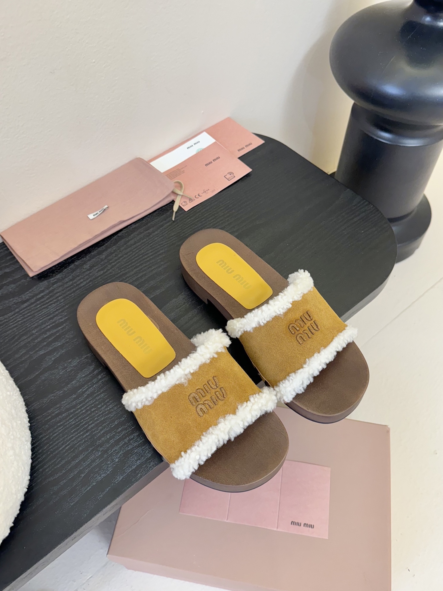 
miumiu棉鞋凉鞋2025秋冬新款鞋MiuMiu秀场适当独一无二的擦色工艺工艺来自Miu Miu系列
