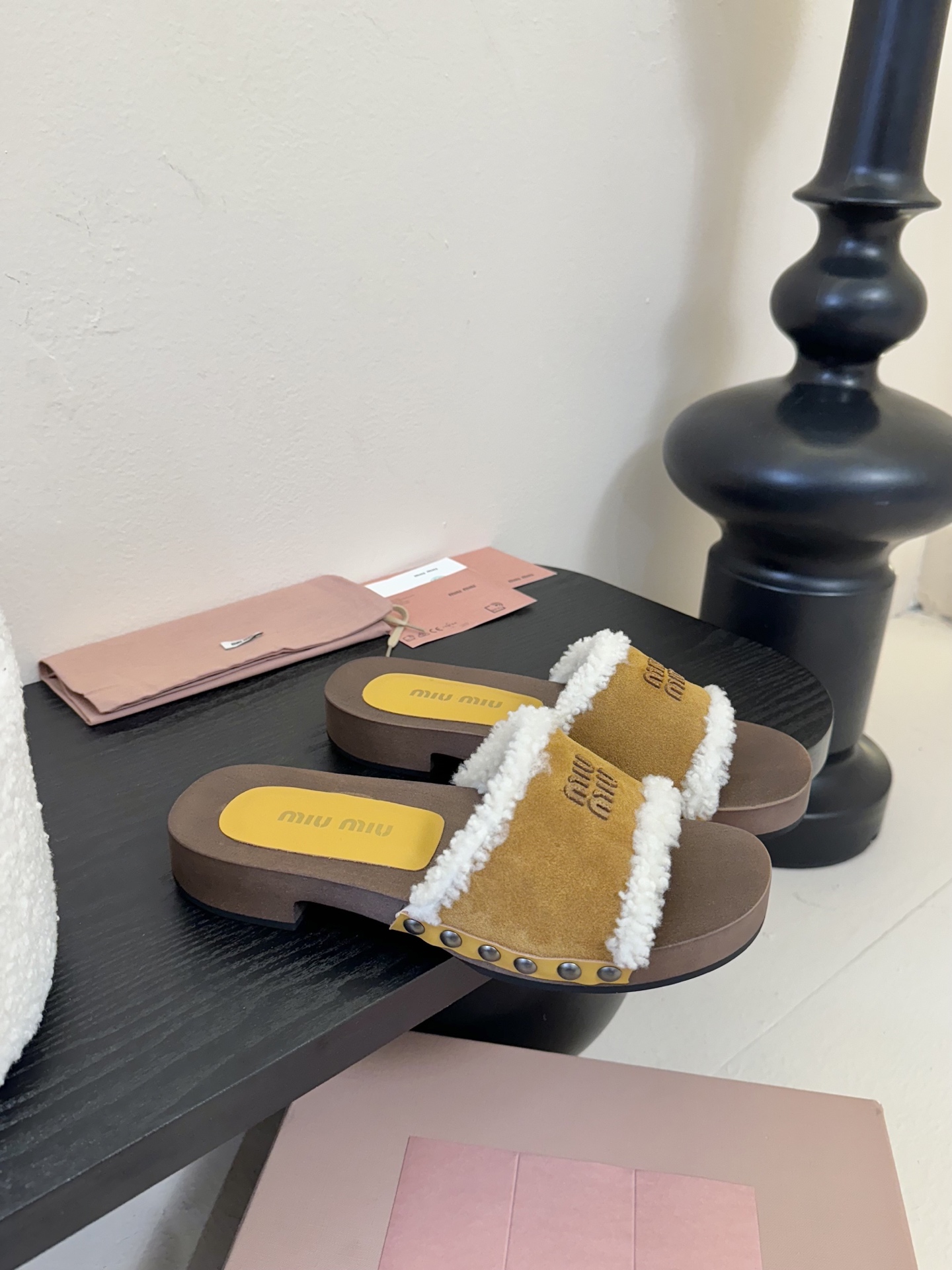 
miumiu棉鞋凉鞋2025秋冬新款鞋MiuMiu秀场适当独一无二的擦色工艺工艺来自Miu Miu系列