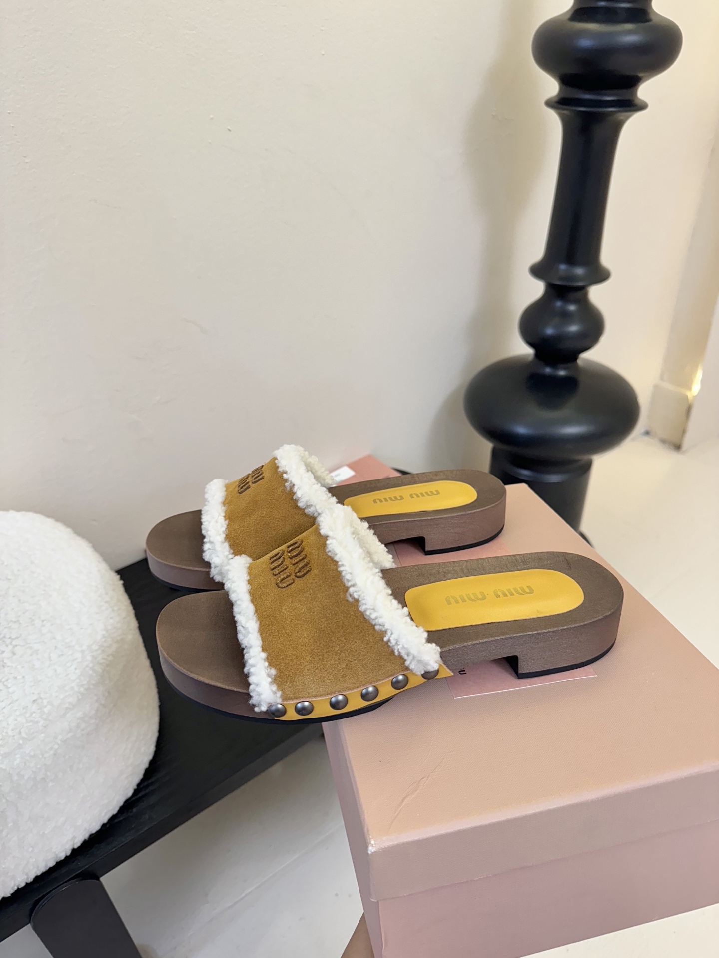 
miumiu棉鞋凉鞋2025秋冬新款鞋MiuMiu秀场适当独一无二的擦色工艺工艺来自Miu Miu系列