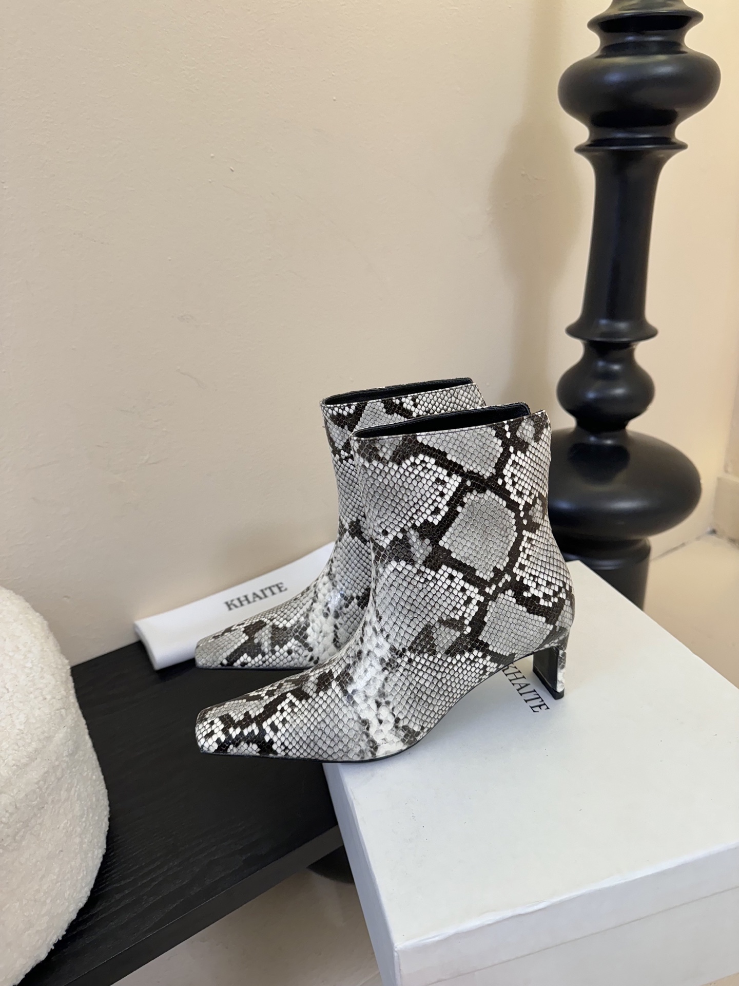 
Khaite 靴 是我今年买的最好的一双靴子，穿上立马可见的瘦，对这种脚型好看的靴子无法自拔~
脚踝的