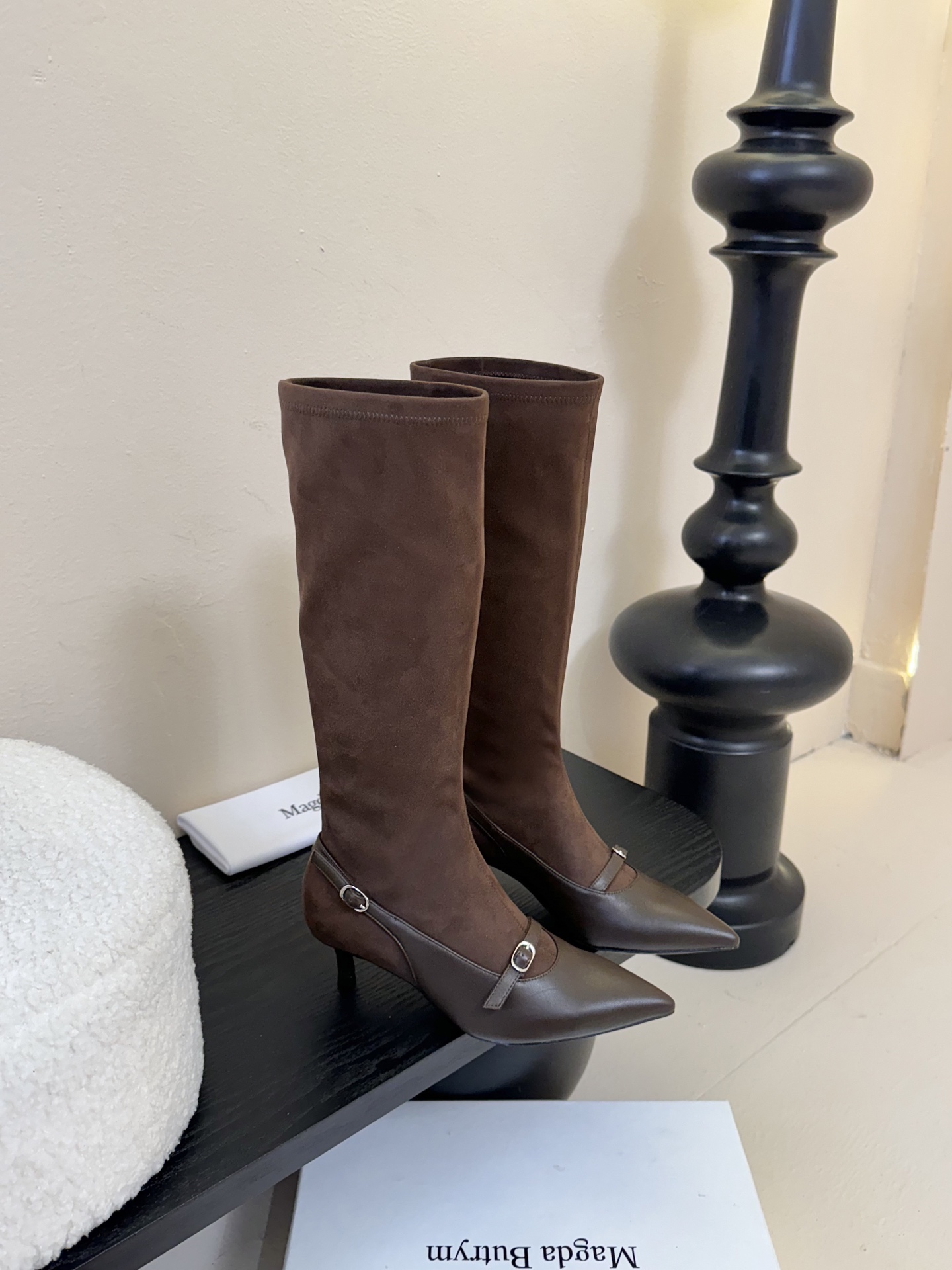 
2025早秋新款Magda Butrym 弹力靴搭扣小猫跟长靴
这双长靴呈现出优雅又不失个性的风格，结