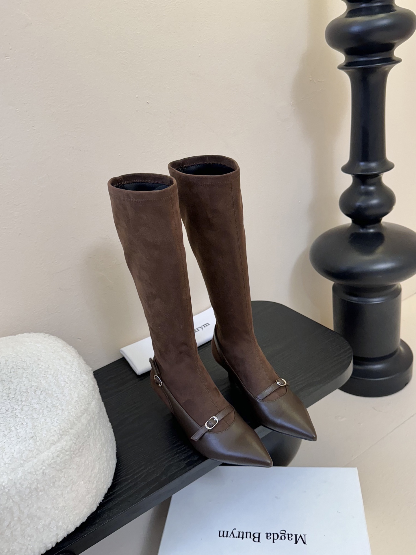 
2025早秋新款Magda Butrym 弹力靴搭扣小猫跟长靴
这双长靴呈现出优雅又不失个性的风格，结