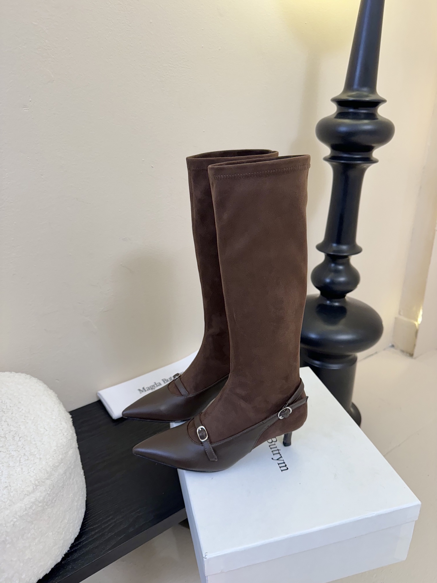 
2025早秋新款Magda Butrym 弹力靴搭扣小猫跟长靴
这双长靴呈现出优雅又不失个性的风格，结