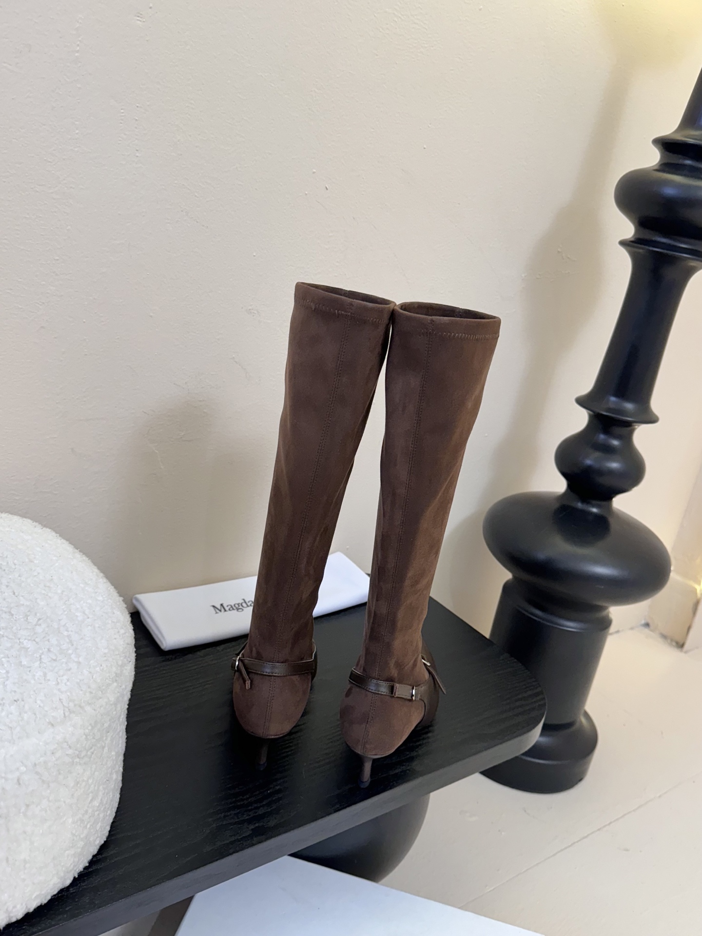 
2025早秋新款Magda Butrym 弹力靴搭扣小猫跟长靴
这双长靴呈现出优雅又不失个性的风格，结