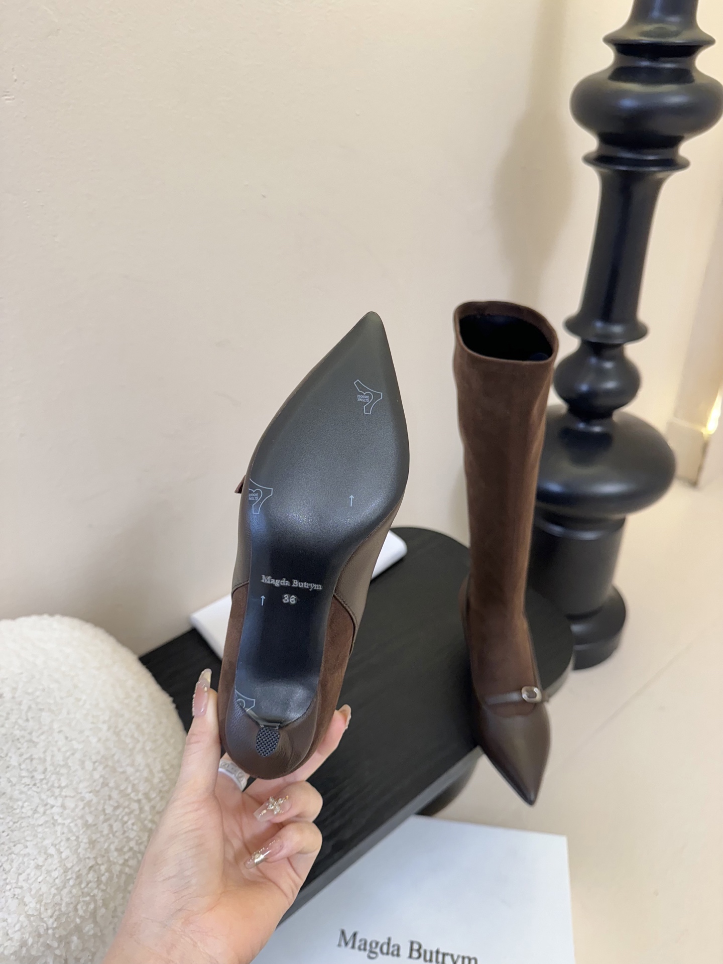 
2025早秋新款Magda Butrym 弹力靴搭扣小猫跟长靴
这双长靴呈现出优雅又不失个性的风格，结