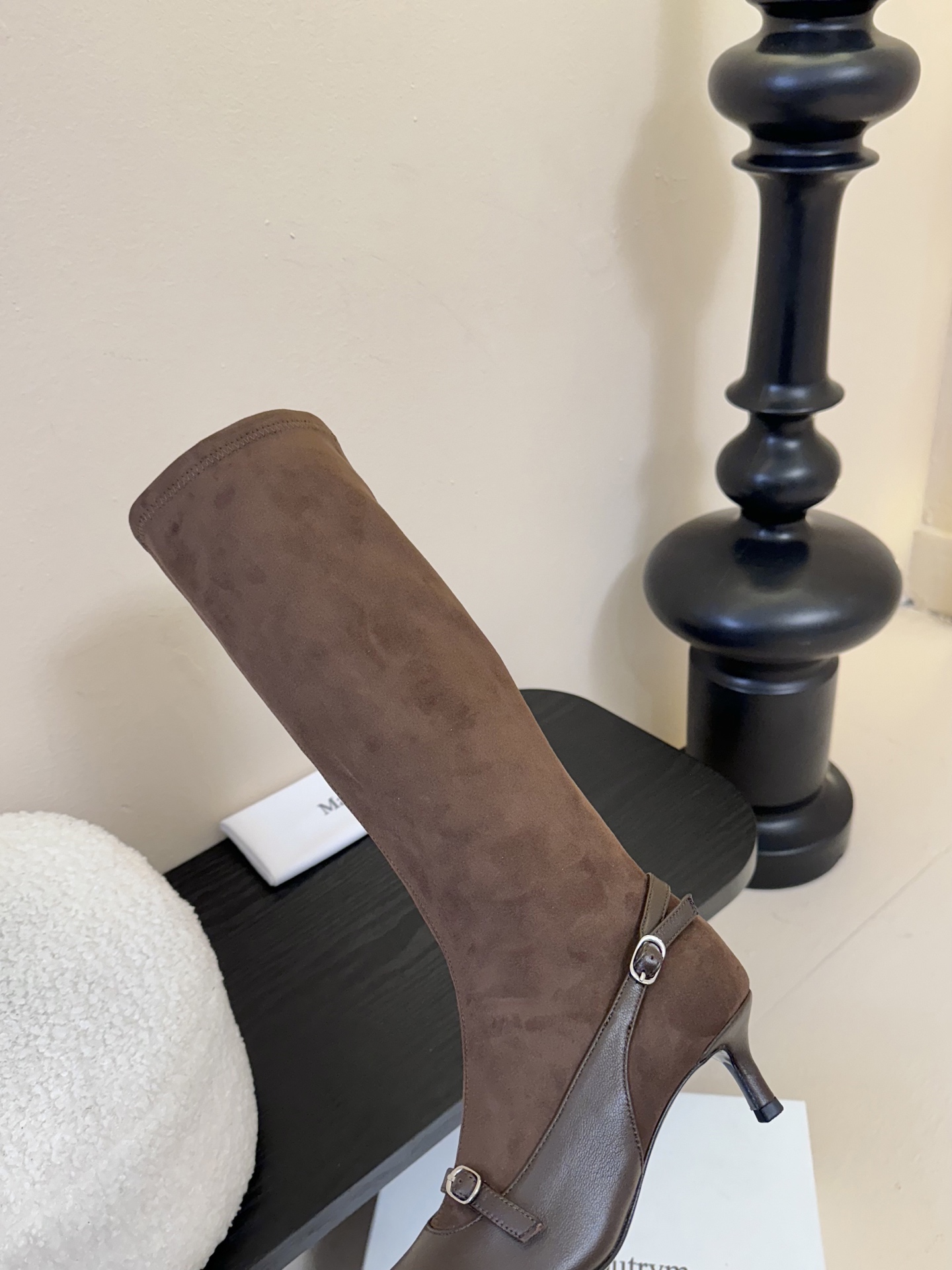 
2025早秋新款Magda Butrym 弹力靴搭扣小猫跟长靴
这双长靴呈现出优雅又不失个性的风格，结