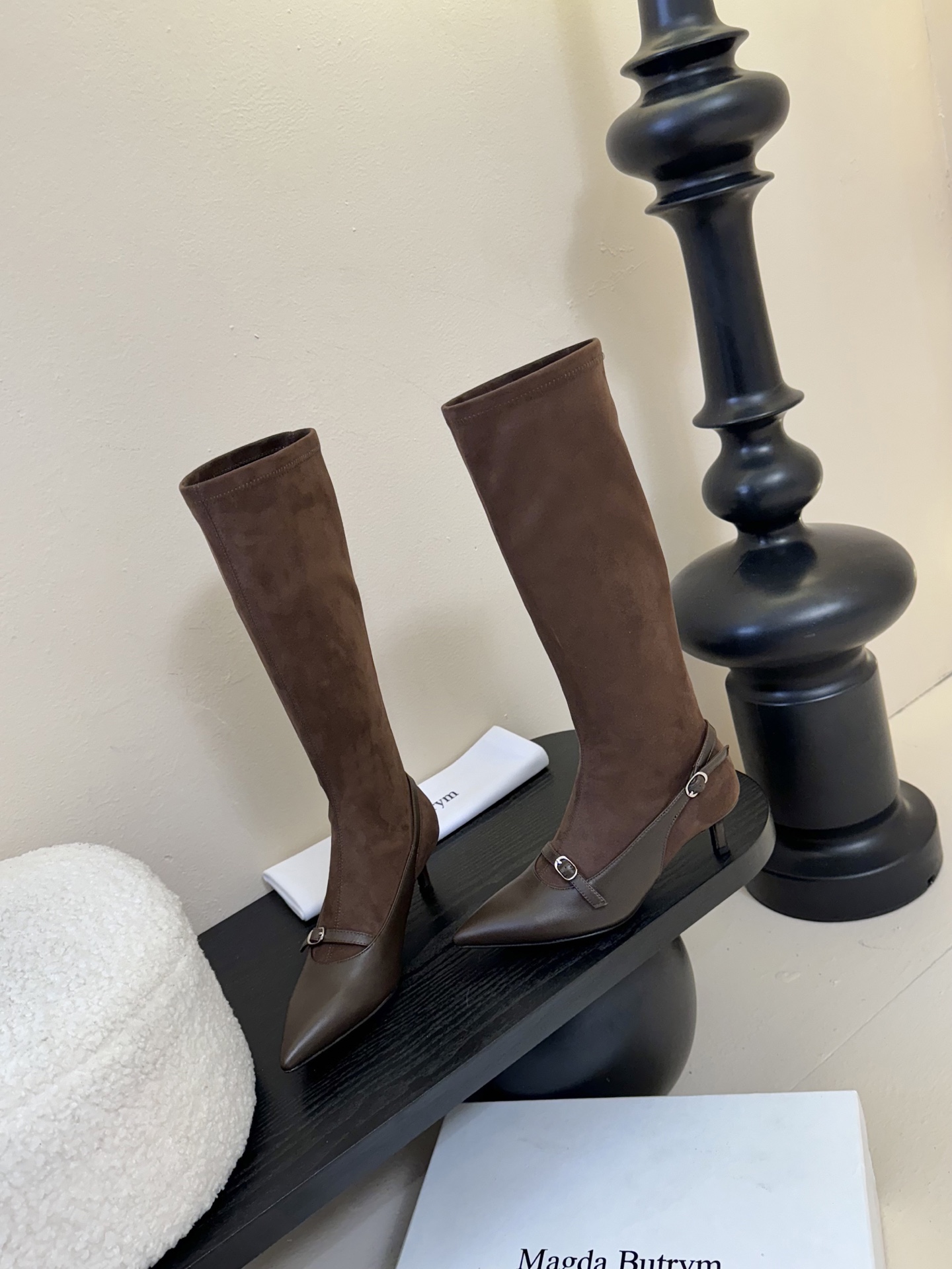 
2025早秋新款Magda Butrym 弹力靴搭扣小猫跟长靴
这双长靴呈现出优雅又不失个性的风格，结