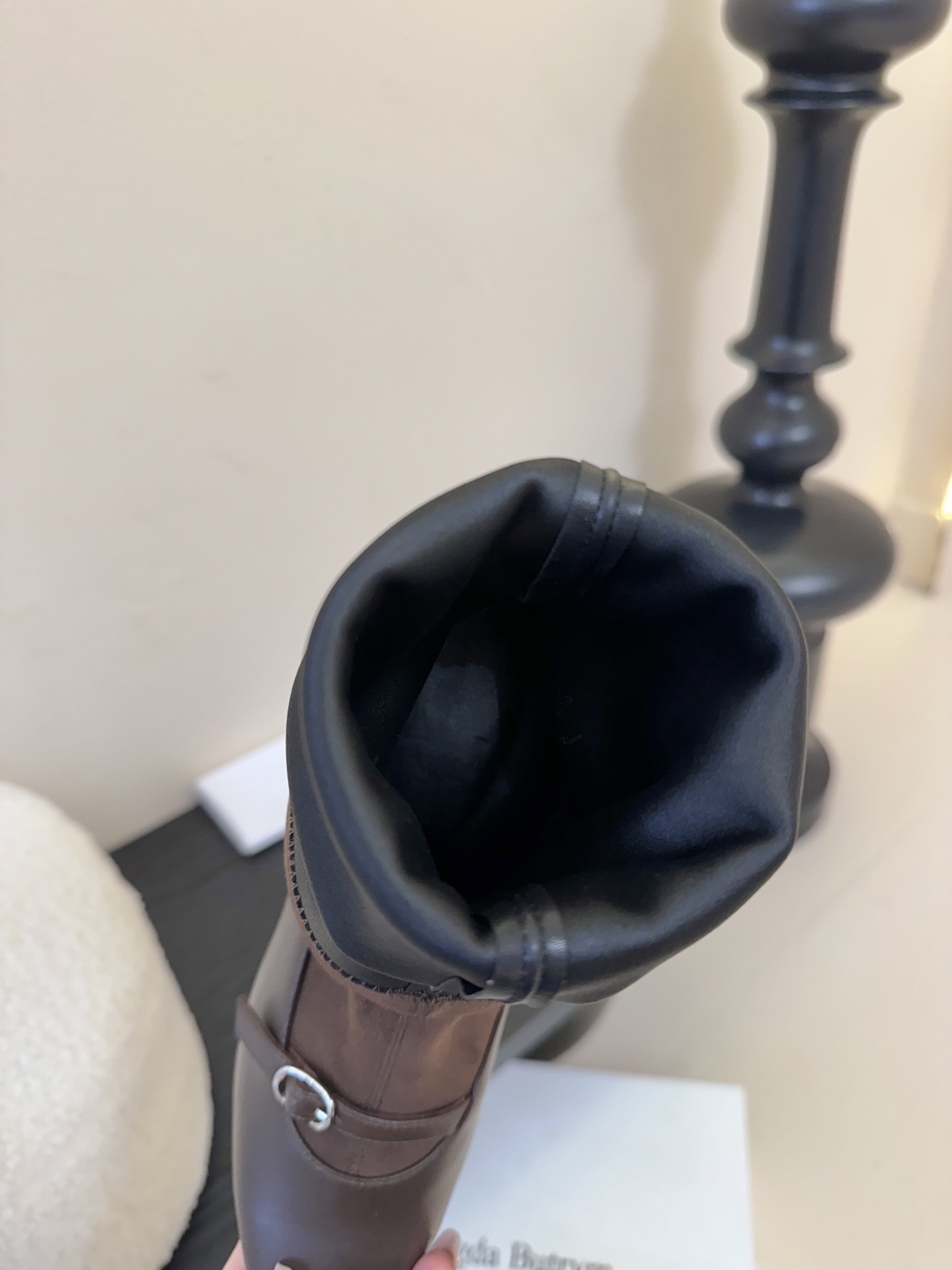 
2025早秋新款Magda Butrym 弹力靴搭扣小猫跟长靴
这双长靴呈现出优雅又不失个性的风格，结