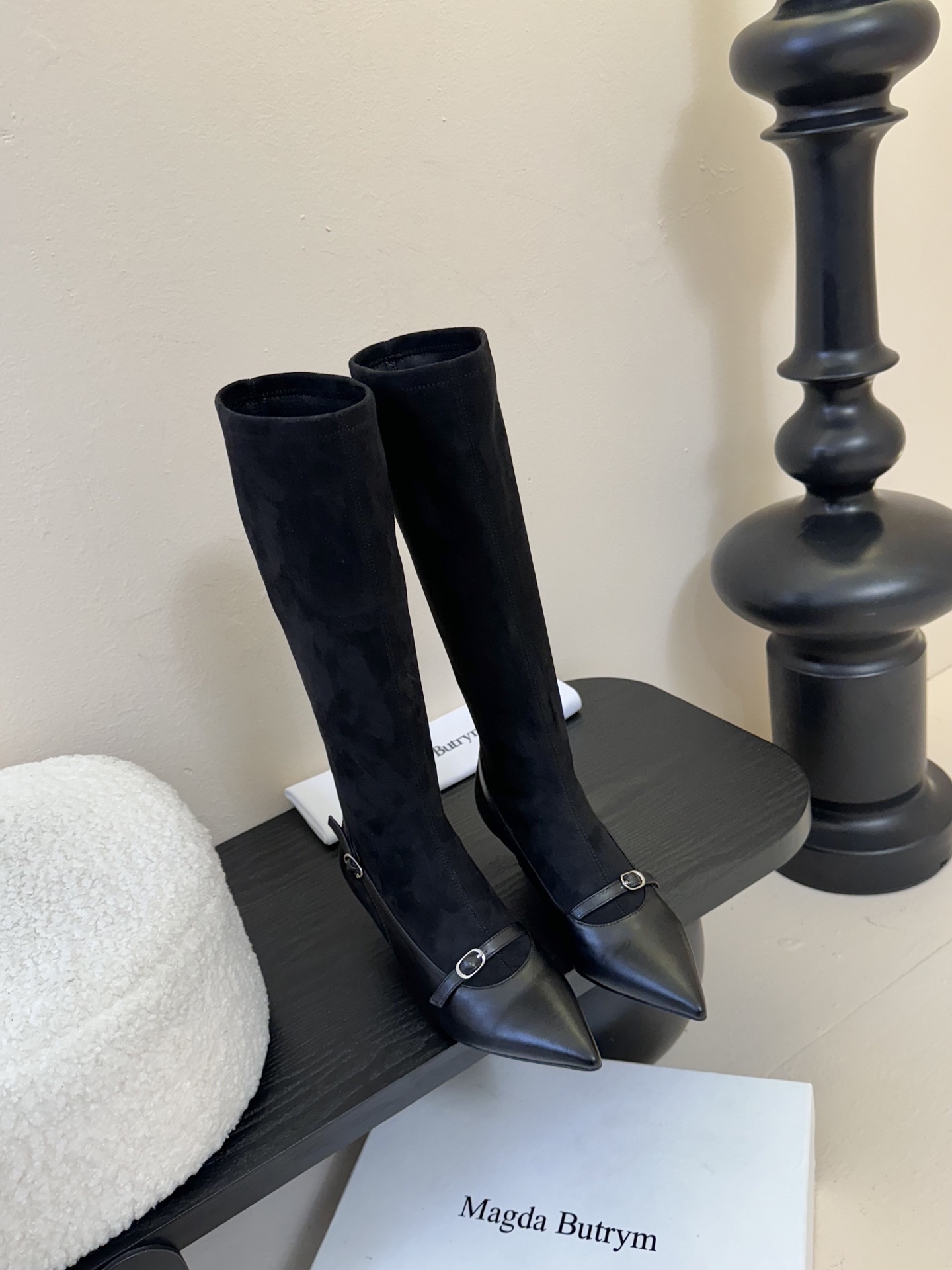 
2025早秋新款Magda Butrym 弹力靴搭扣小猫跟长靴
这双长靴呈现出优雅又不失个性的风格，结