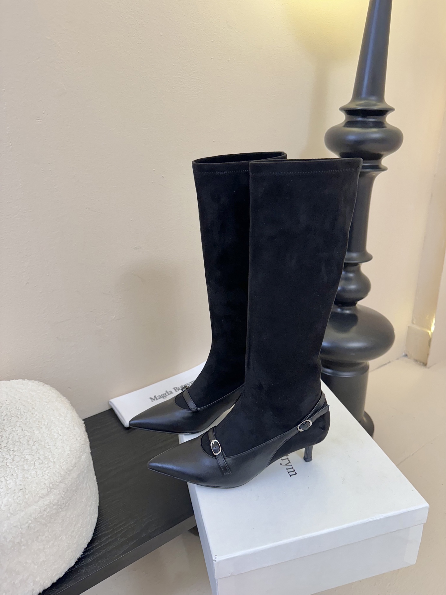 
2025早秋新款Magda Butrym 弹力靴搭扣小猫跟长靴
这双长靴呈现出优雅又不失个性的风格，结