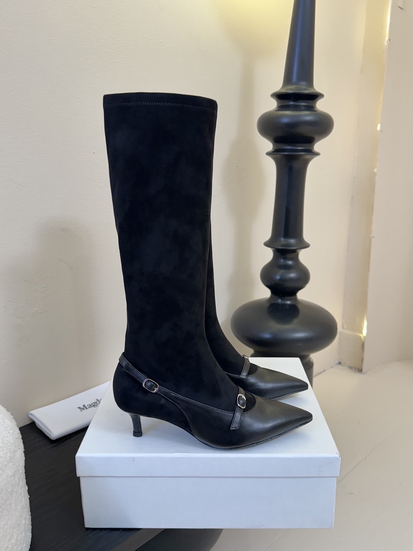 
2025早秋新款Magda Butrym 弹力靴搭扣小猫跟长靴
这双长靴呈现出优雅又不失个性的风格，结