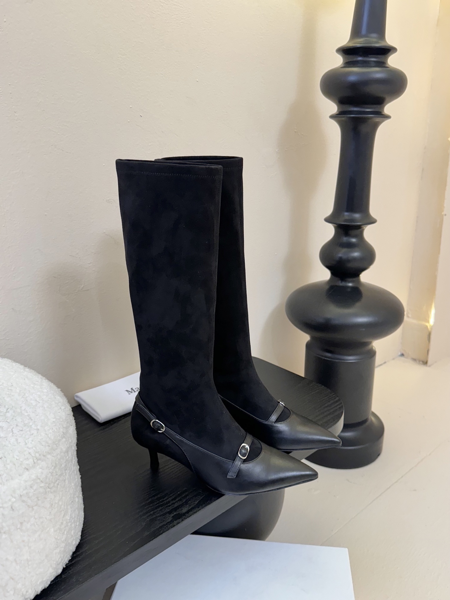 
2025早秋新款Magda Butrym 弹力靴搭扣小猫跟长靴
这双长靴呈现出优雅又不失个性的风格，结