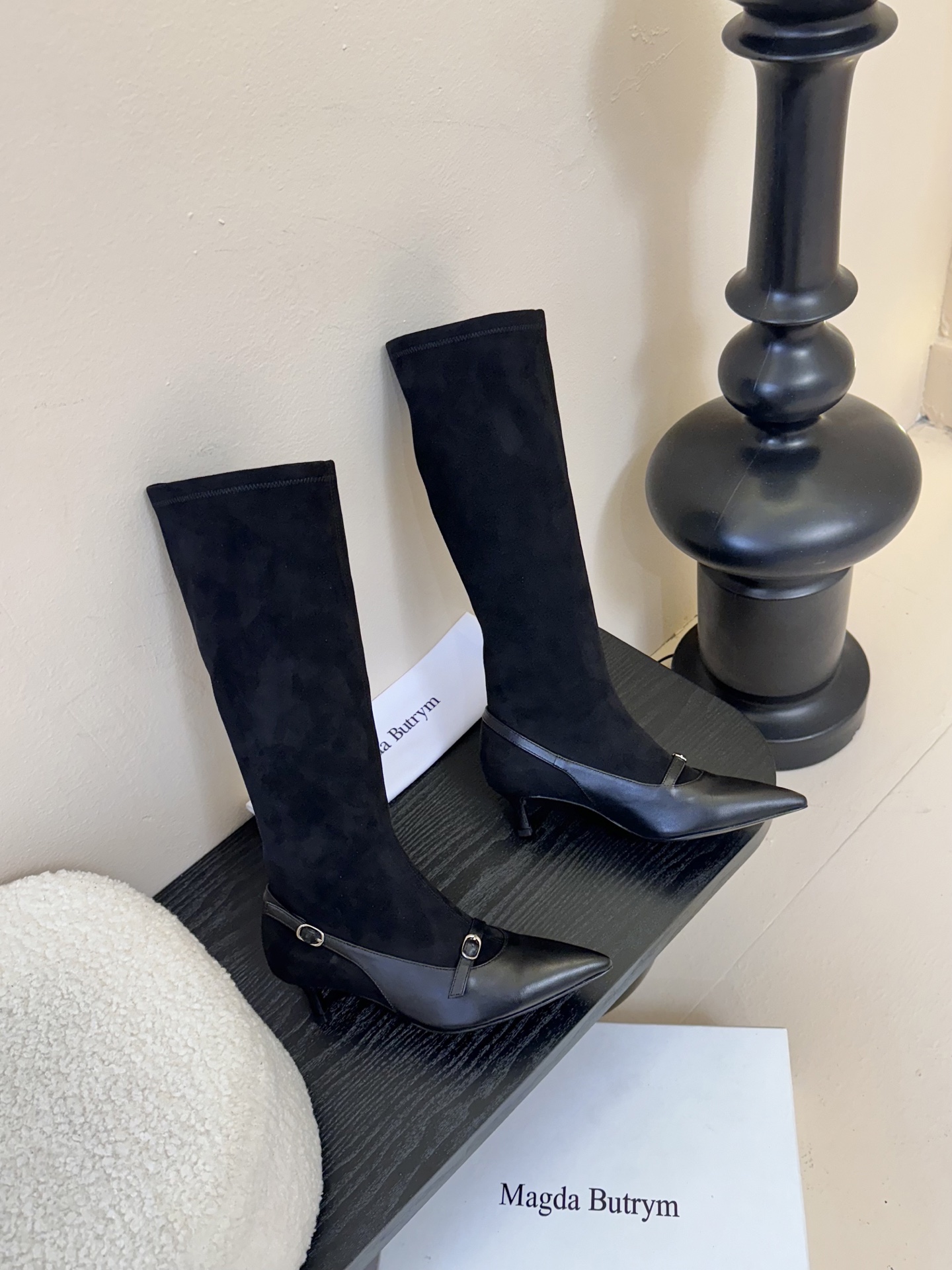 
2025早秋新款Magda Butrym 弹力靴搭扣小猫跟长靴
这双长靴呈现出优雅又不失个性的风格，结