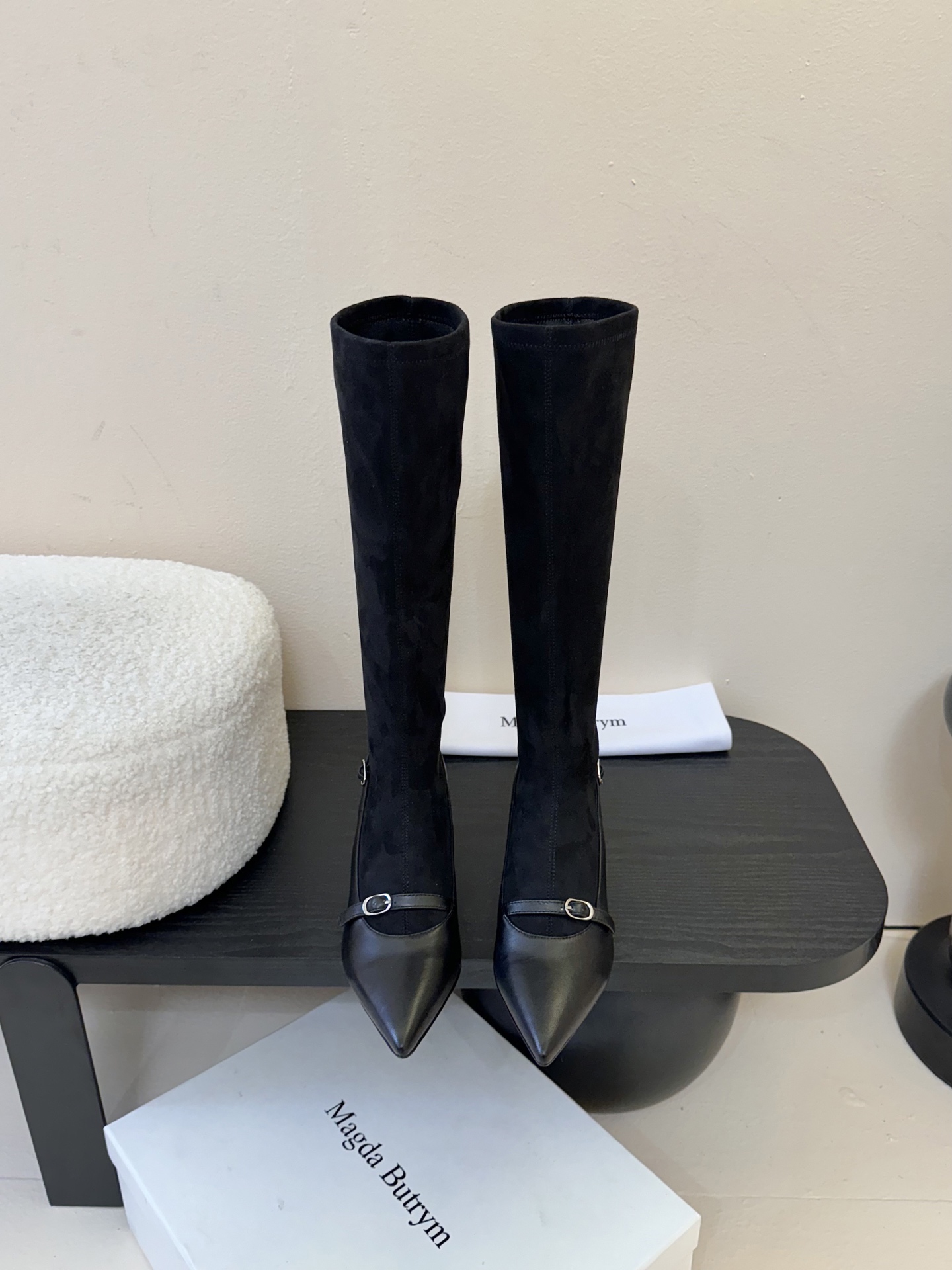 NO:447721,2025 early autumn new Magda Butrym elastic boots buckle kitten heel boots This pair of boots presents an elegant and personalized style, combining the exquisiteness of fashion boots with a certain fashion pioneering nature, suitable for matching with a variety of styles of clothing, from simple daily wear to personal dinner styles. Stretch suede material, this material not only fits the leg lines, but also modifies the leg shape well, making the legs look longer and smoother, but also the suede material has a high-end matte texture, adding to the luxury and retro atmosphere of the boots. The height of the boots belongs to the mid-to-high barrel range, can cover the calf part, and has a certain tolerance and modification effect on the calf lines. Upper sheepskin/customized elastic suede inner foot pad sheepskin sole Italian leather outsole heel height 5cm  Number of codes 35-39 (40.41 custom made without return), boots, boots, sheepskin, chamois leather, Leather soles198609092025早秋新款Magda Butrym 弹力靴搭扣小猫跟长靴 这双长靴呈现出优雅又不失个性的风格,结合了时装靴的精致感与一定的时尚先锋性,适合搭配多种风格的服装,从简约的日常装到个性的晚宴造型都能适配. 弹力绒面材质,这种材质不仅贴合腿部线条,能很好地修饰腿型,让腿部看起来更修长流畅,而且绒面材质自带一种高级的哑光质感,增添了靴子的奢华感与复古氛围.靴筒的高度属于中高筒范围,能够覆盖到小腿部分,对小腿线条有一定的包容和修饰作用. 鞋面羊皮/定制弹力麂皮绒 内里垫脚羊皮 鞋底意大利真皮大底 跟高5cm 码数35-39（40.41定做不退换）,靴子,boots,sheepskin,chamois leather,Leather soles,Women's Shoes