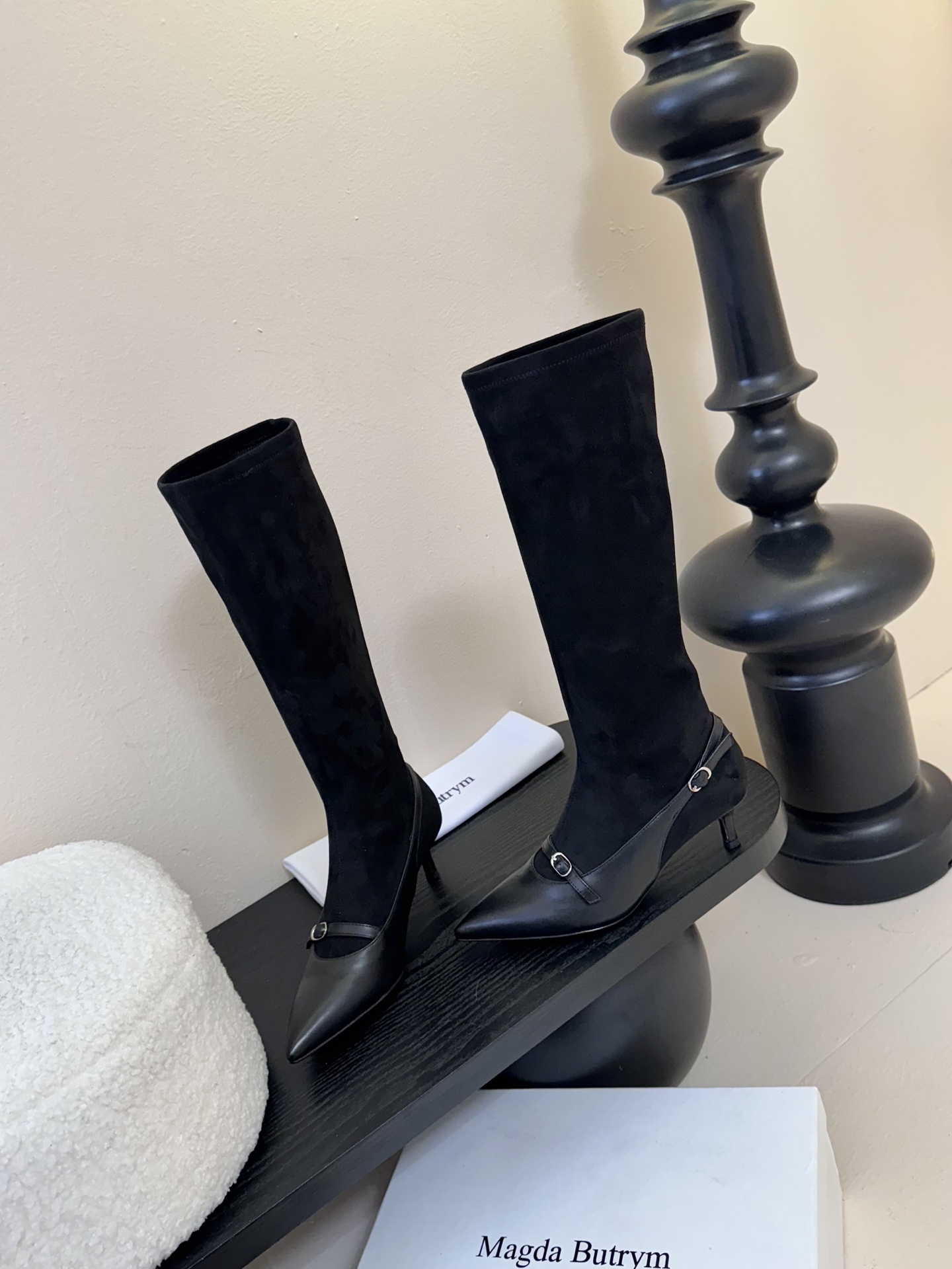 
2025早秋新款Magda Butrym 弹力靴搭扣小猫跟长靴
这双长靴呈现出优雅又不失个性的风格，结