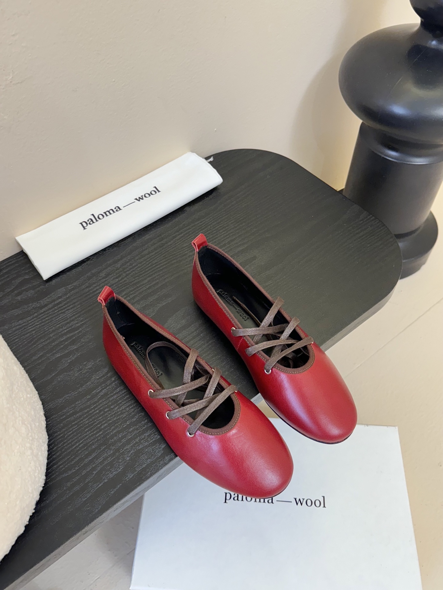 
Paloma Wool 𝟐𝟓𝐀𝐖新品

一鞋多穿 利落皮革拼接铆钉 在硬朗与柔滑间碰撞张力 可直筒可褶