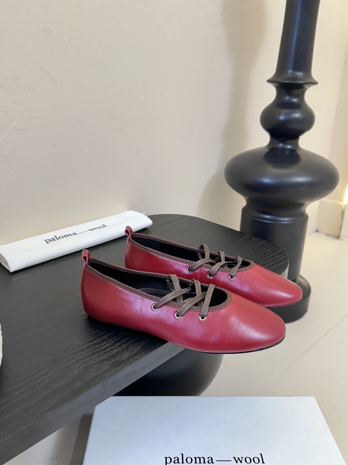 
Paloma Wool 𝟐𝟓𝐀𝐖新品

一鞋多穿 利落皮革拼接铆钉 在硬朗与柔滑间碰撞张力 可直筒可褶
