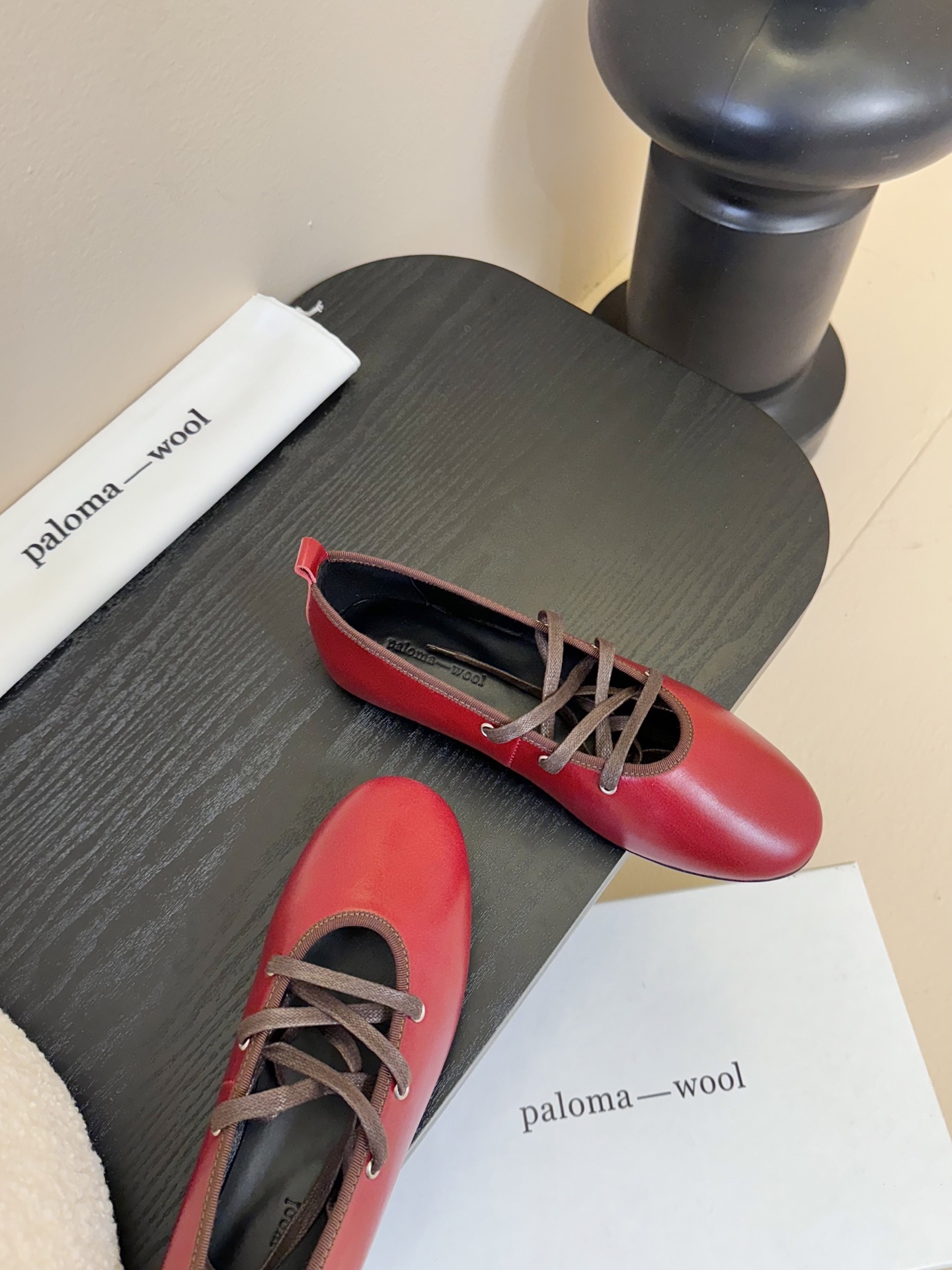 
Paloma Wool 𝟐𝟓𝐀𝐖新品

一鞋多穿 利落皮革拼接铆钉 在硬朗与柔滑间碰撞张力 可直筒可褶