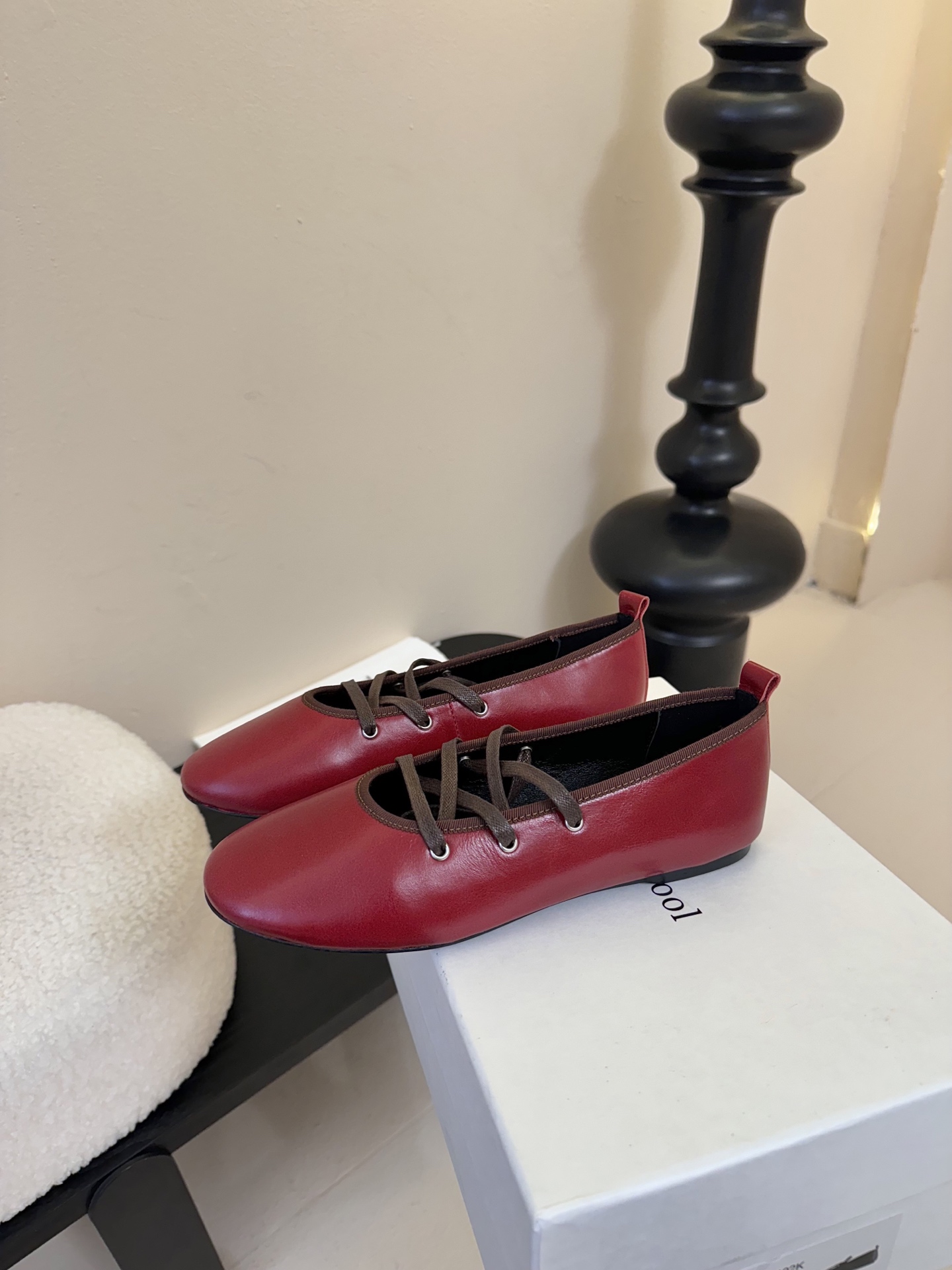 
Paloma Wool 𝟐𝟓𝐀𝐖新品

一鞋多穿 利落皮革拼接铆钉 在硬朗与柔滑间碰撞张力 可直筒可褶