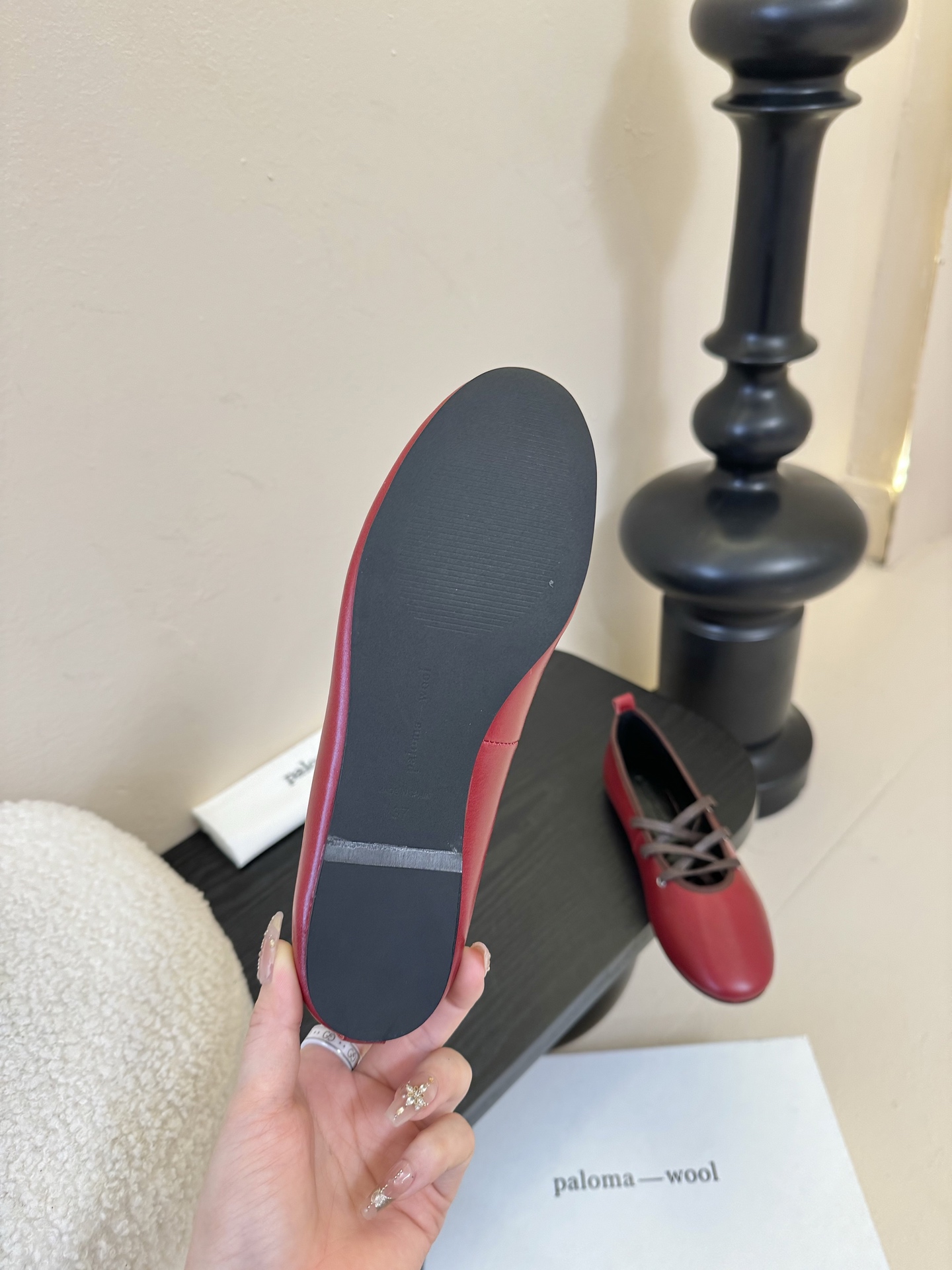 
Paloma Wool 𝟐𝟓𝐀𝐖新品

一鞋多穿 利落皮革拼接铆钉 在硬朗与柔滑间碰撞张力 可直筒可褶